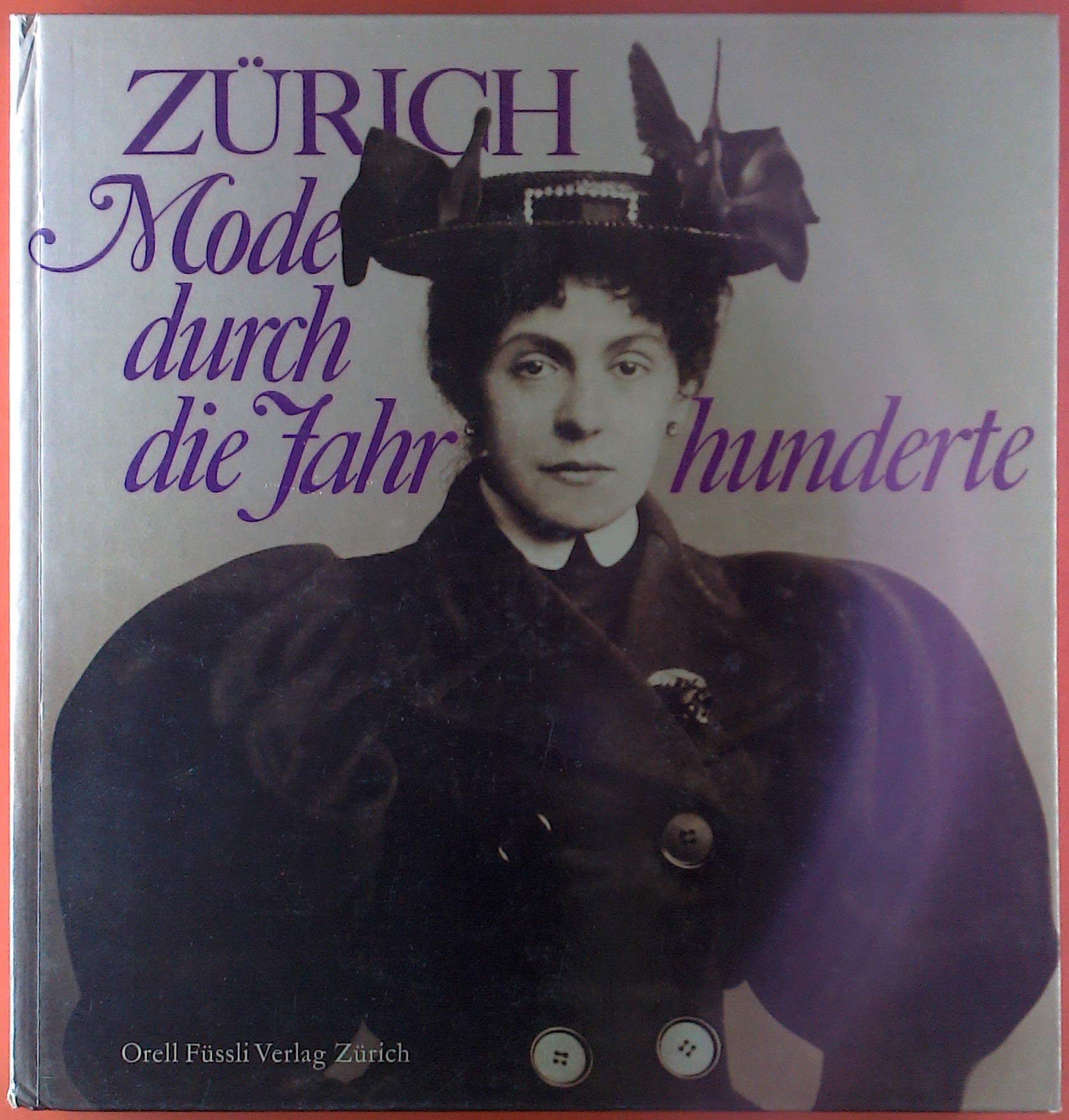 Zürich. Mode durch die Jahrhunderte. OPpbd, bestens erhalten. - 187 S. (pages) Books