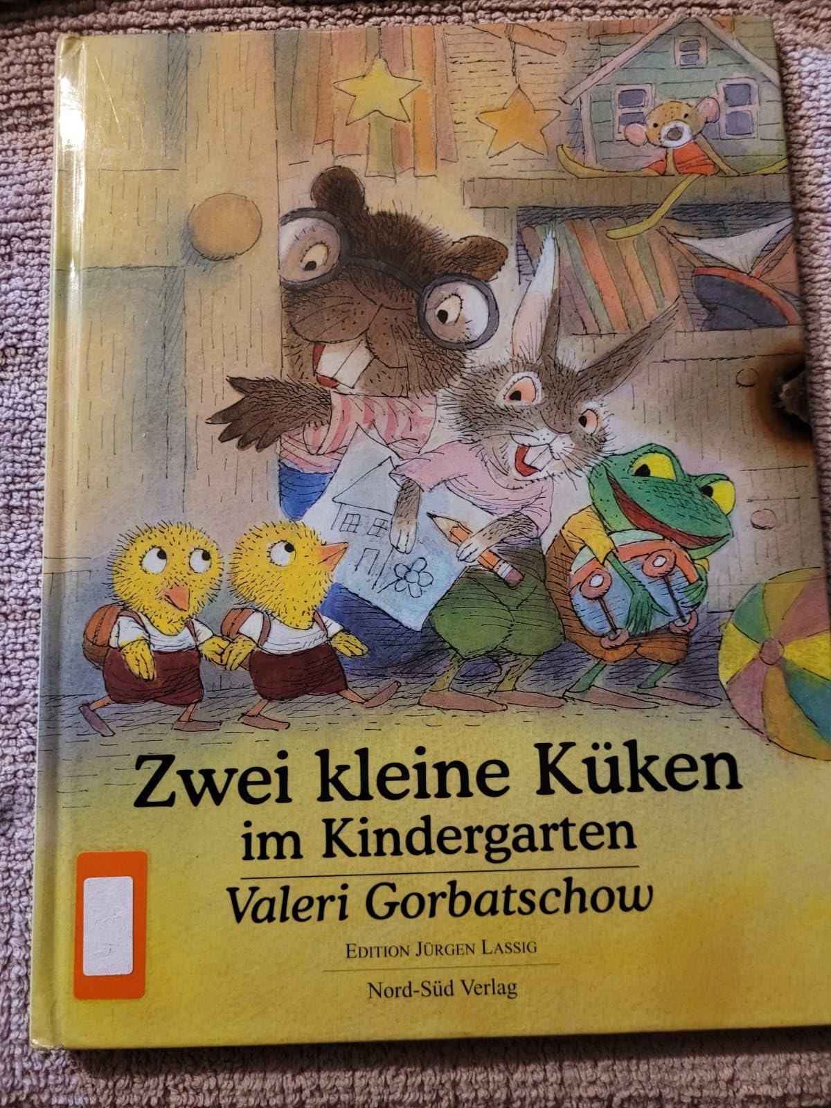 Zwei kleine Küken im Kindergarten Books