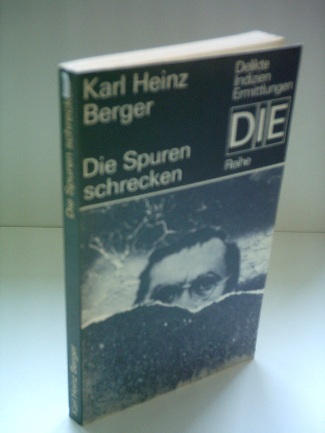 Die Spuren schrecken. Books