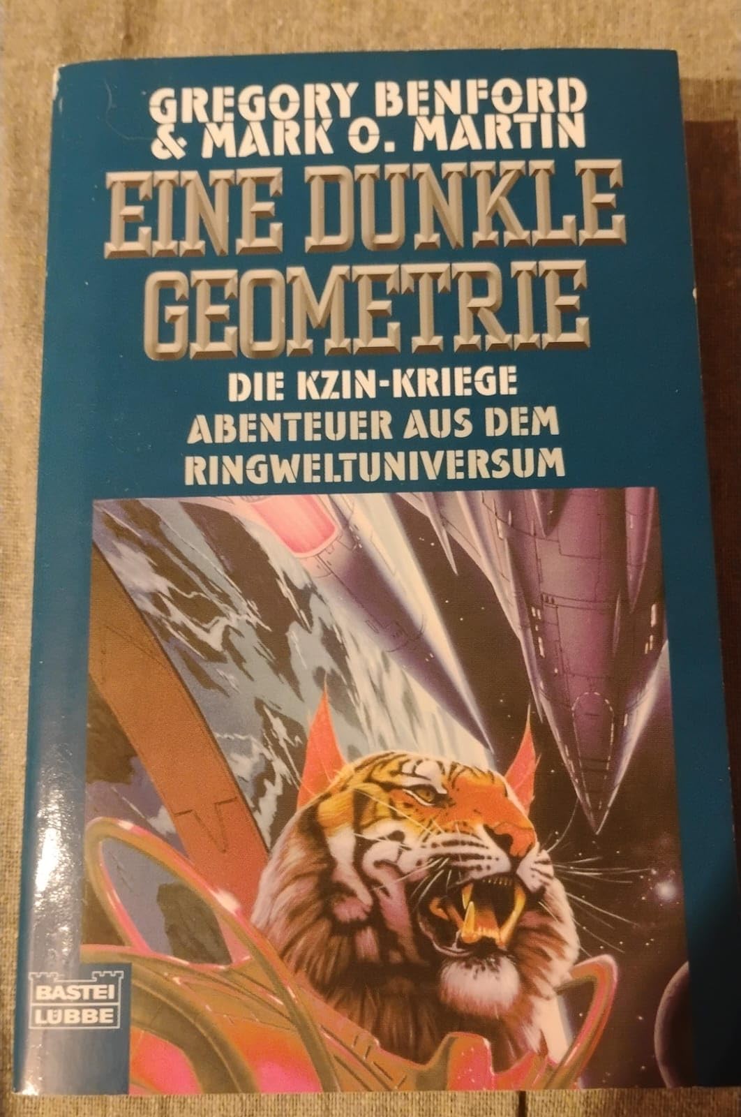 Abenteuer aus dem Ringwelt-Universum - Die Kzin-Kriege: Eine dunkle Geometrie. Die Kzin-Kriege. Abenteuer aus dem Ringweltuniversum (Science Fiction. Bastei Lübbe Taschenbücher) Fantasy & Sci-Fi