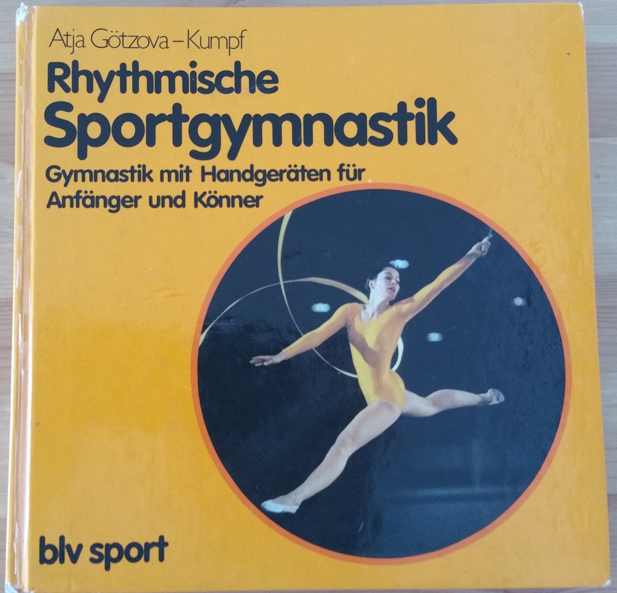 Rhythmische Sportgymnastik. Gymnastik mit Handgeräten für Anfänger und Könner Leisure & Fun