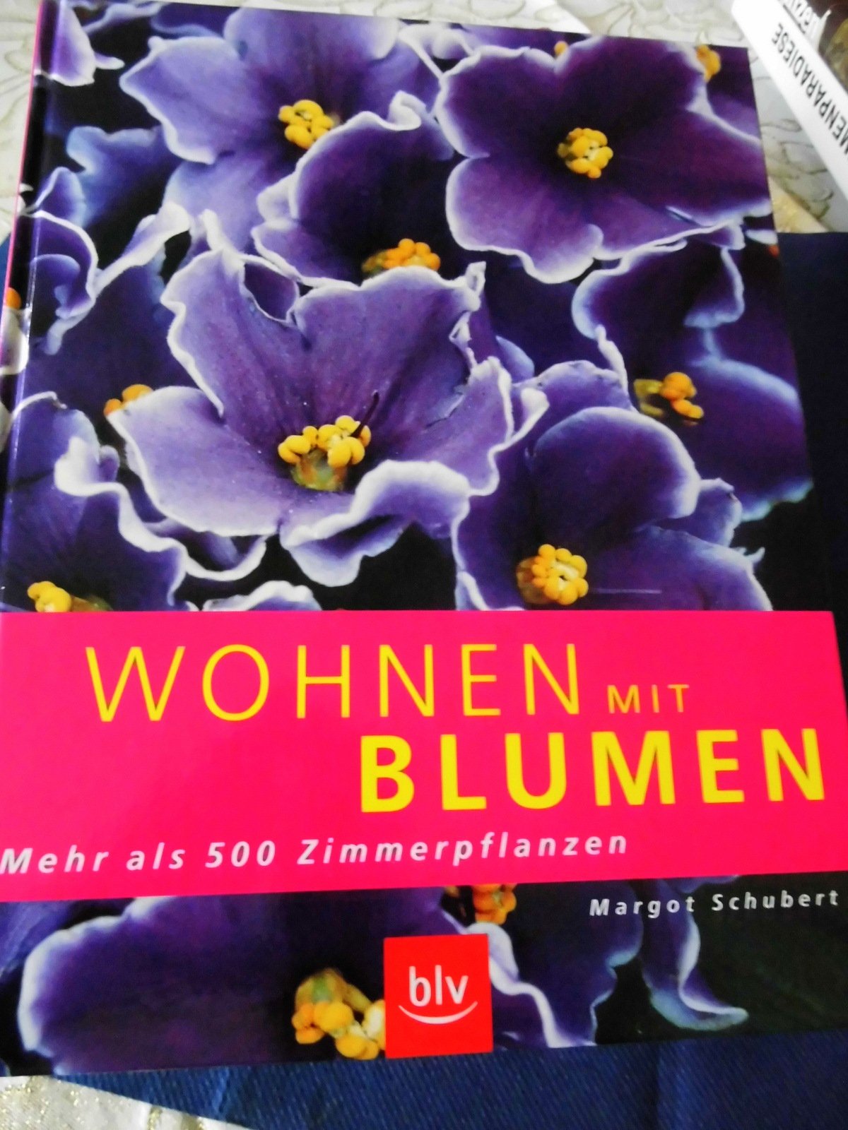 Wohnen mit Blumen: Mehr als 500 Zimmerpflanzen Living & Furnishing