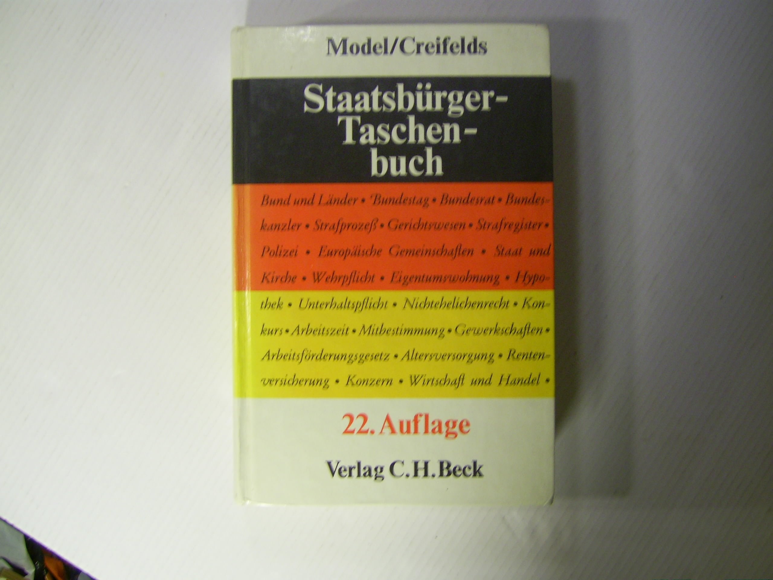 Staatsbürger-Taschenbuch : alles Wissenswerte über Staat, Verwaltung, Recht u. Wirtschaft mit zahlr. Schaubildern. Books