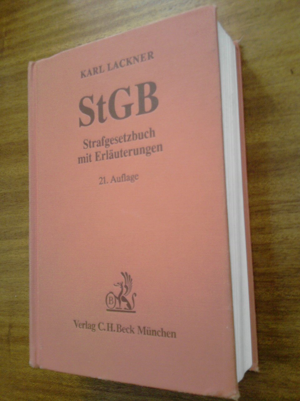 Strafgesetzbuch mit Erläuterungen. Law