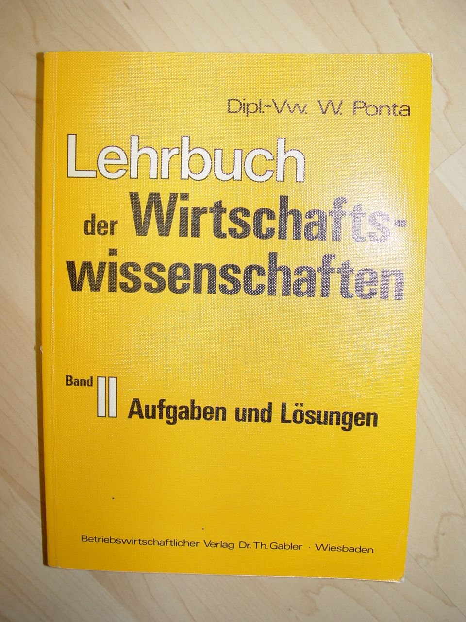 Lehrbuch der Wirtschaftswissenschaften Band 2 Aufgaben und Lösungen Books