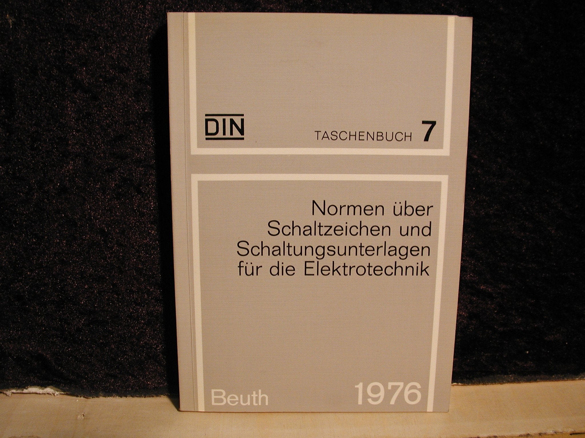 Normen über Schaltzeichen und Schaltungsuntrlagen für die Elektrotechnik Business & Technology
