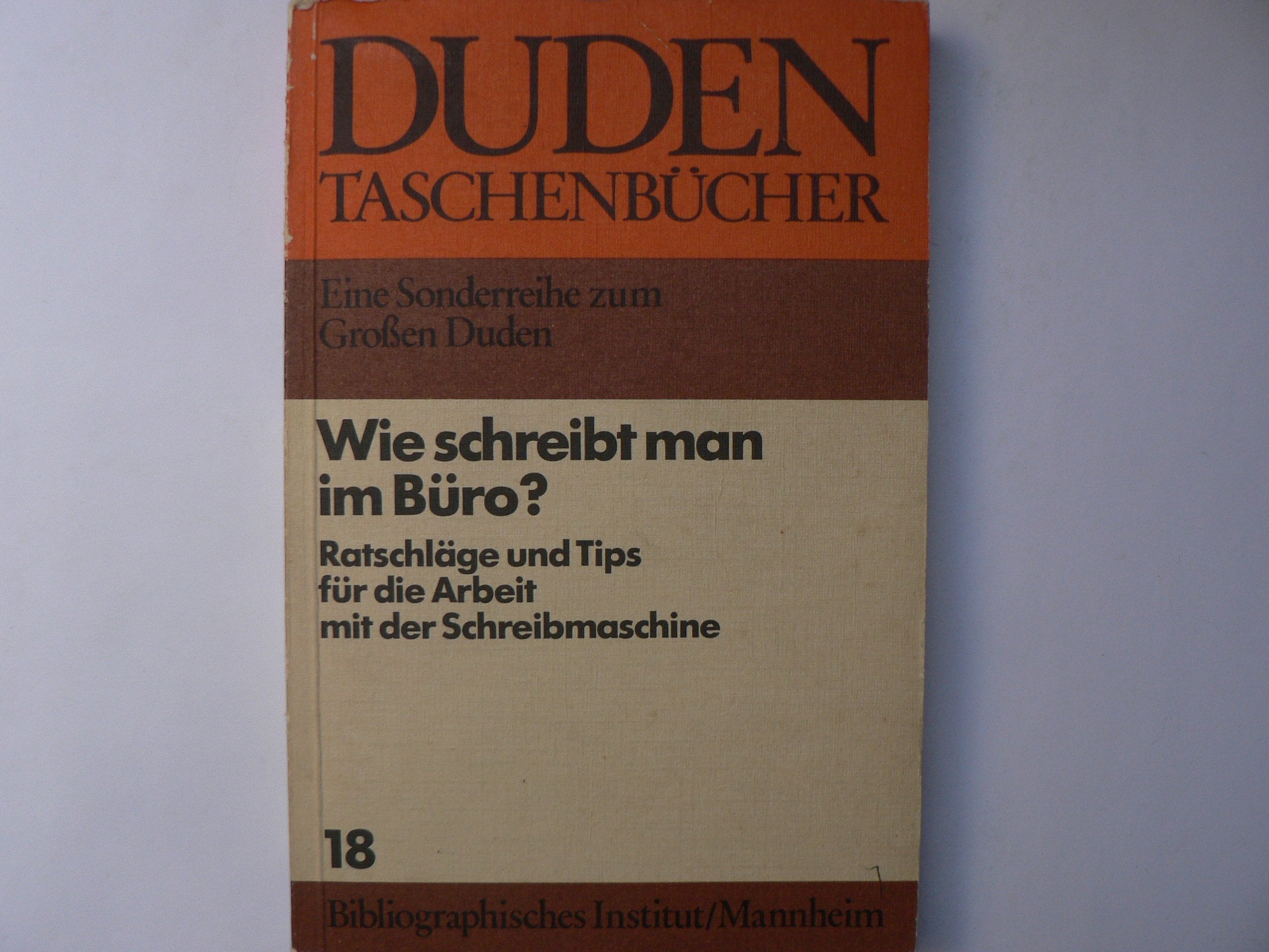 Duden "Wie schreibt man im Büro?" : Ratschläge u. Tips für d. Arbeit mit d. Schreibmaschine. Books