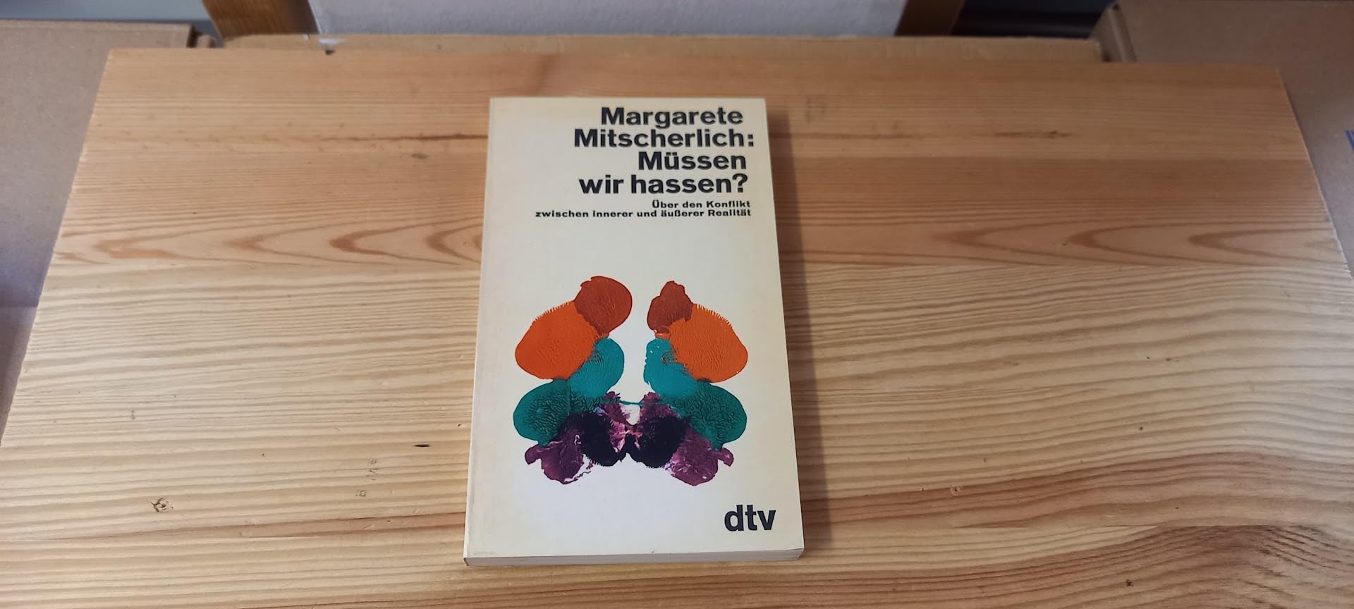Müssen wir hassen?: Über den Konflikt zwischen – innerer und äußerer Realität (dtv Literatur) Psychology