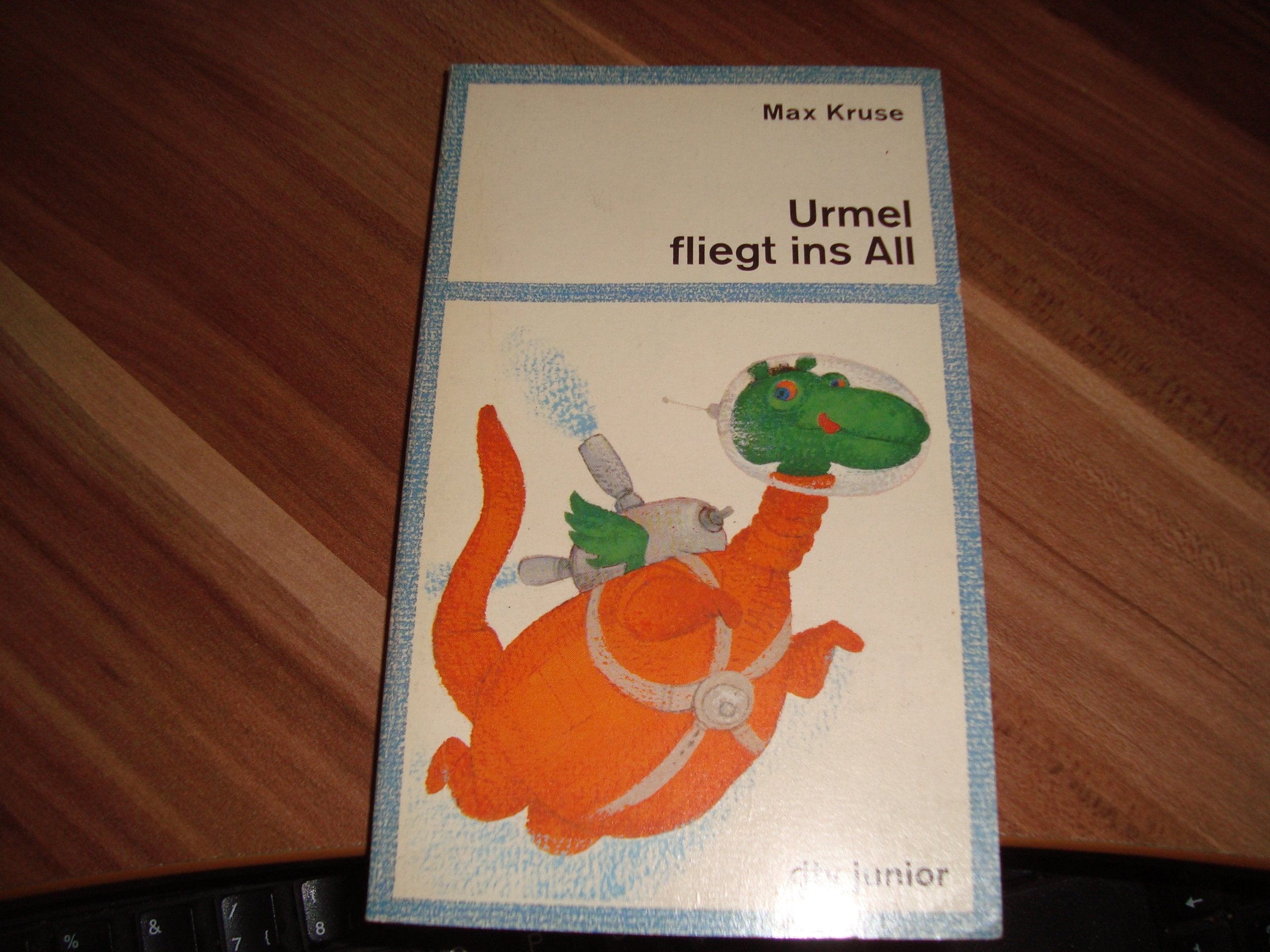 Urmel fliegt ins All. Books