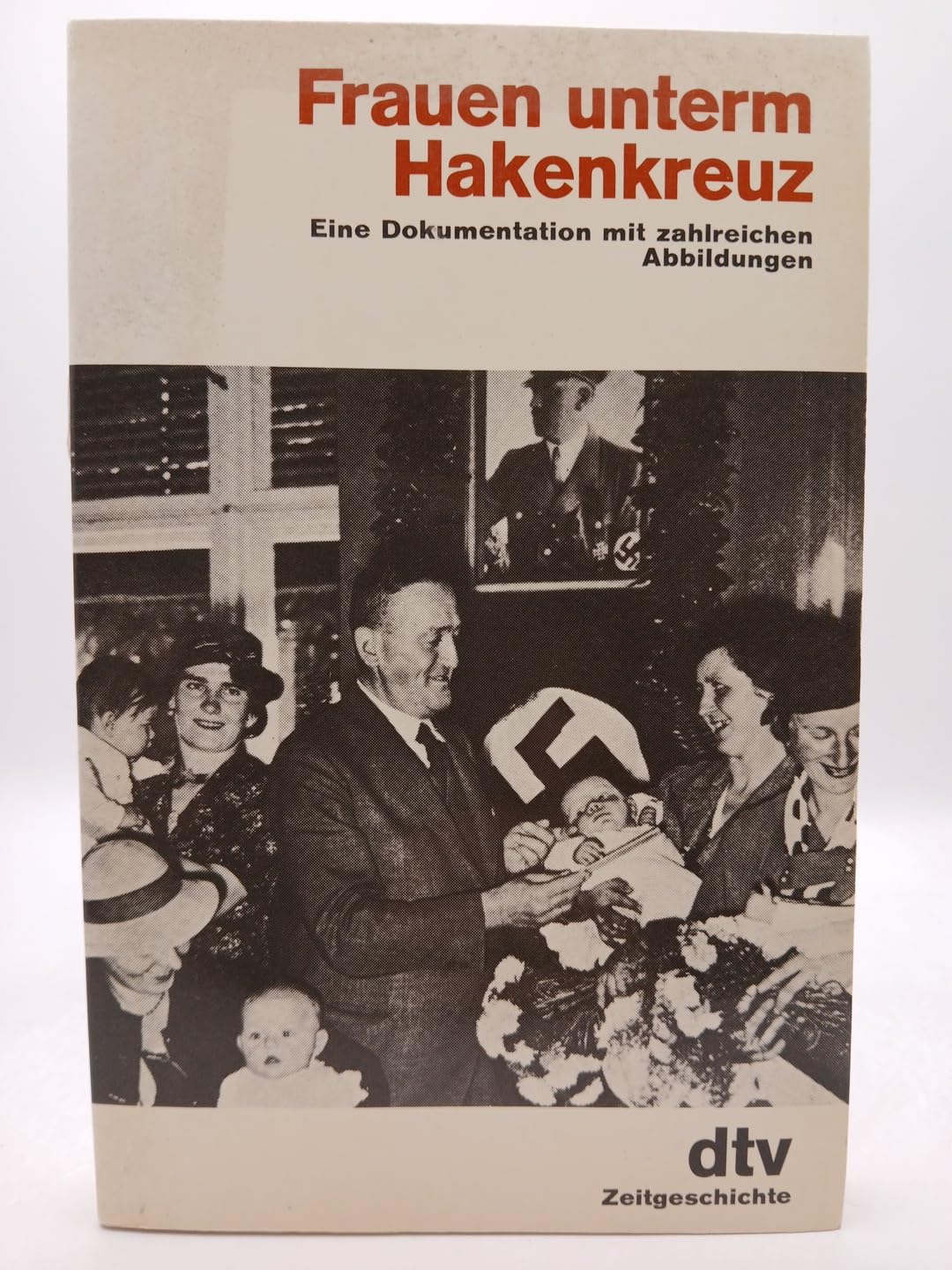 Frauen unterm Hakenkreuz. Eine Dokumentation mit zahlreichen Abbildungen ( dtv zeitgeschichte) Social Sciences