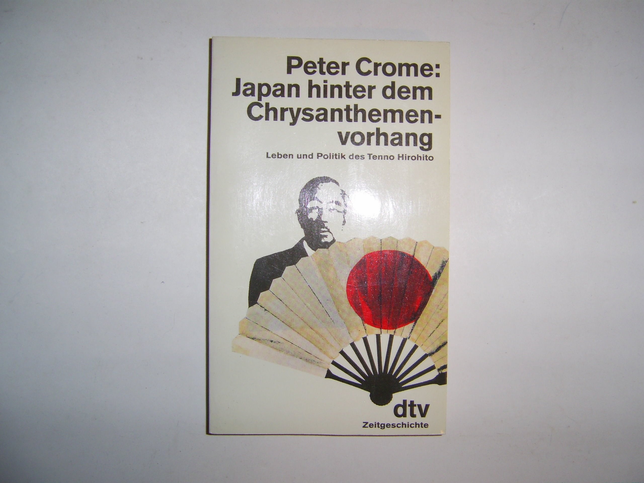 Japan hinter dem Chrysanthemenvorhang: Leben und Politik des Tenno Hirohito (dtv Sachbuch) Politics & History