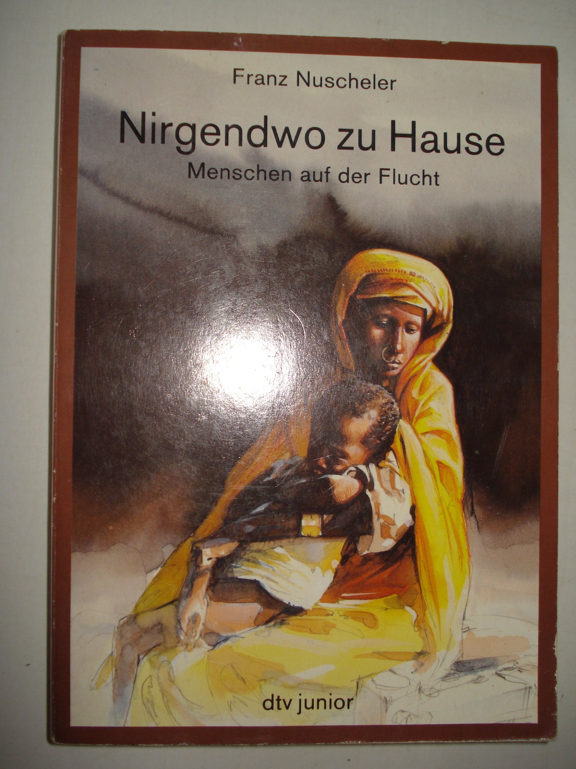 Nirgendwo zu Hause: Menschen auf der Flucht – Mit 9 Karten (dtv - junior. Für Jugendliche und Erwachsene: Literatur für heute und morgen) Social Sciences