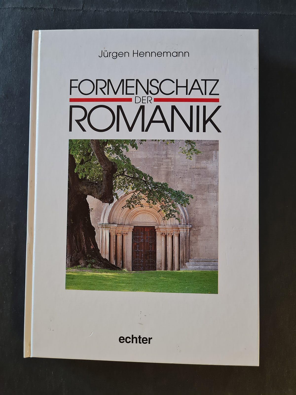 Formenschatz der Romanik. Wegbegleiter durch die Kirchenbaukunst in Deutschland Architecture