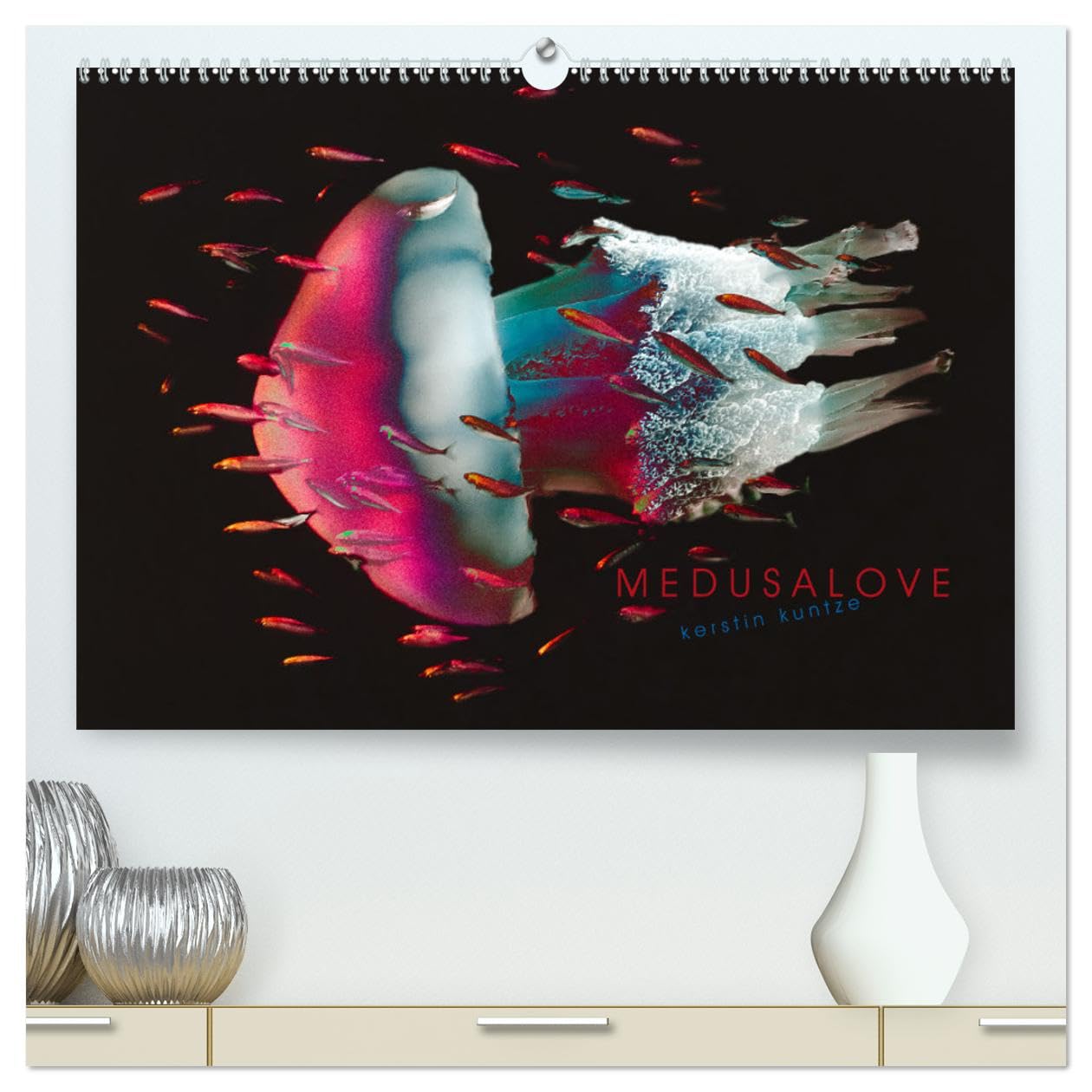 MEDUSALOVE (hochwertiger Premium Wandkalender 2025 DIN A2 quer), Kunstdruck in Hochglanz: Die Schönheit der schwimmenden Medusa. (CALVENDO Tiere) Film, Art & Culture
