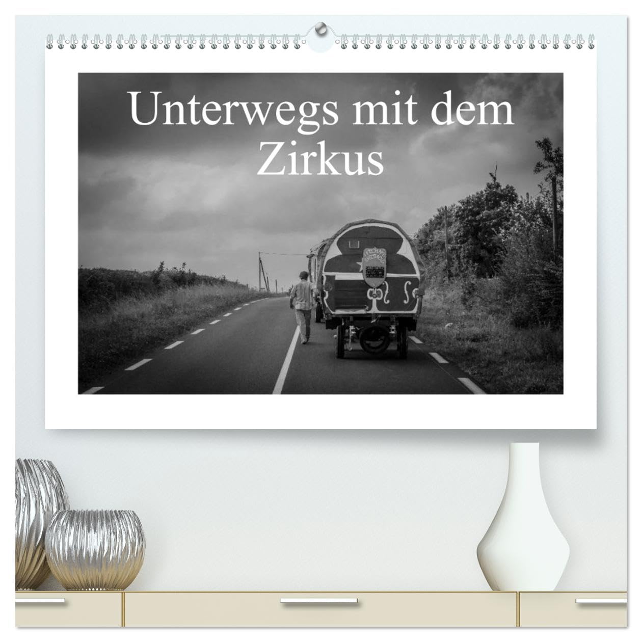 Unterwegs mit dem Zirkus (hochwertiger Premium Wandkalender 2025 DIN A2 quer), Kunstdruck in Hochglanz: Ein Moment des Teilens, das Leben eines Zirkus (CALVENDO Kunst) Film, Art & Culture