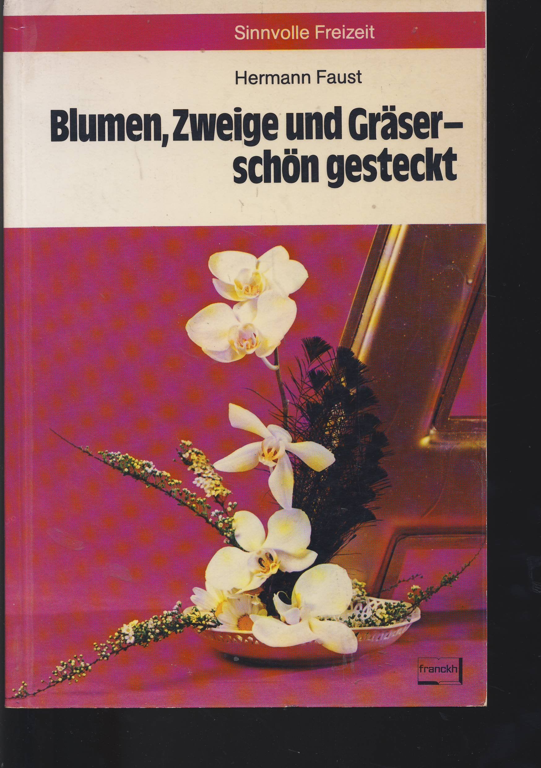 Blumen und Zweige mit Gräsern und Früchten schön gesteckt Books