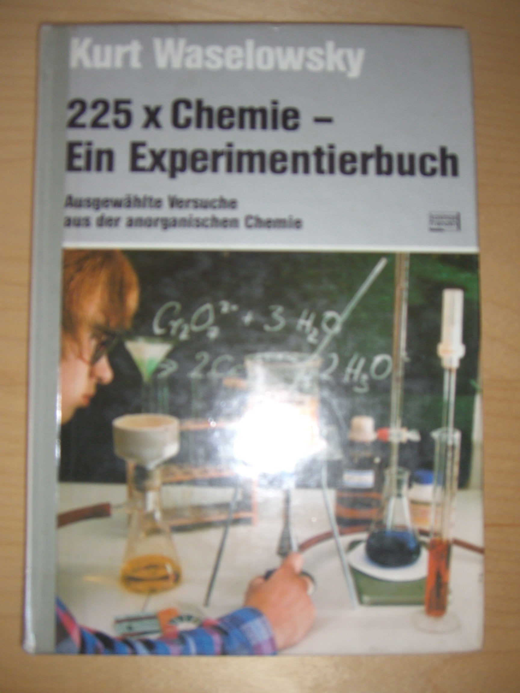 225 x Chemie. Ein Experimentierbuch. Ausgewählte Versuche aus der anorganischem Chemie Natural Sciences