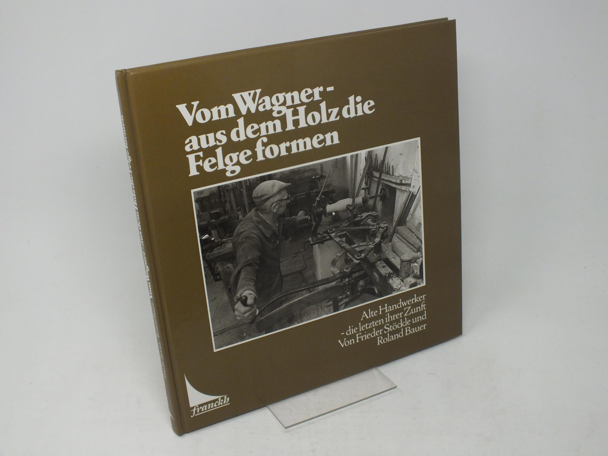 Vom Wagner, aus dem Holz die Felge formen. Alte Handwerker, die letzten ihrer Zunft Architecture