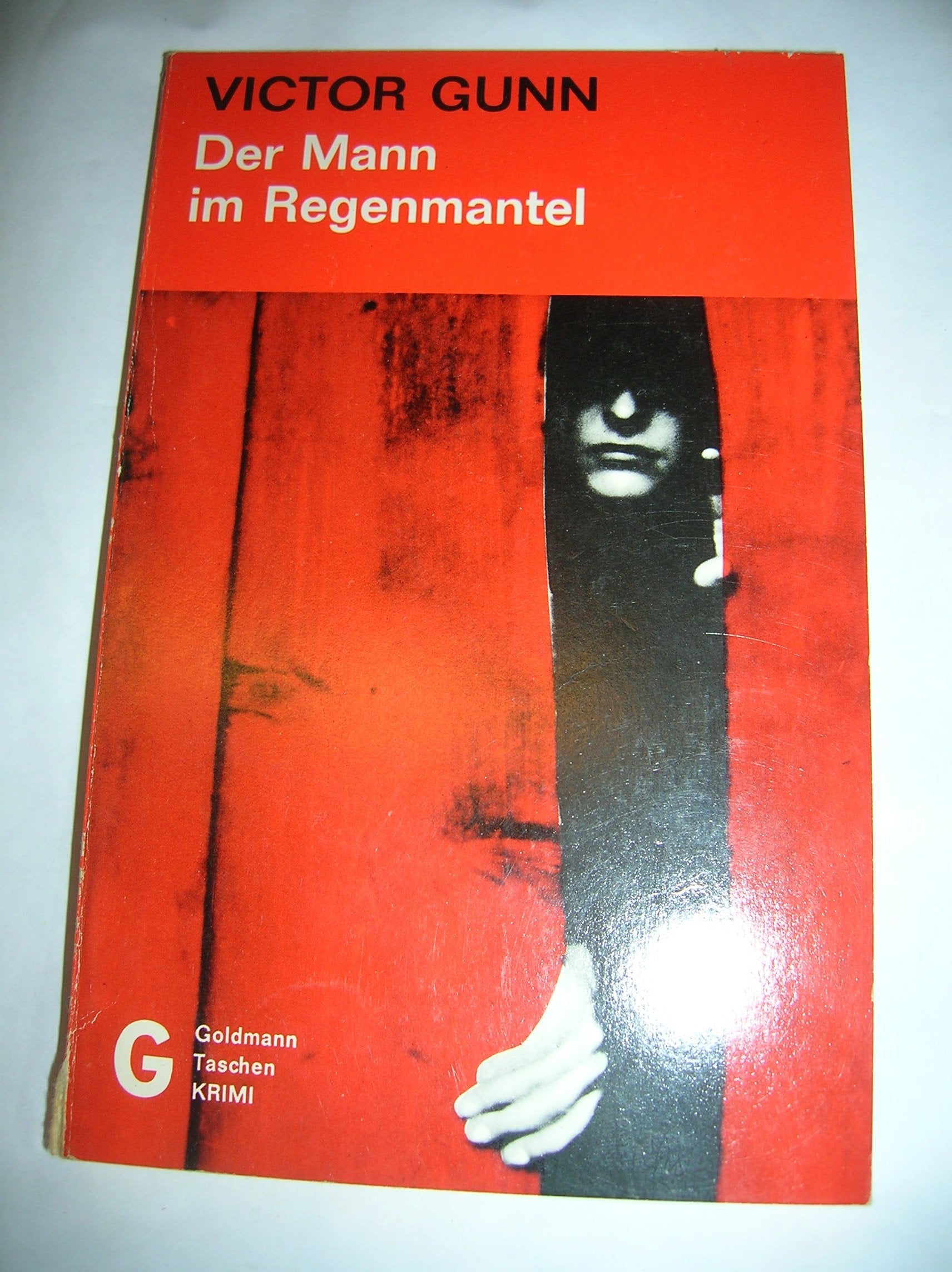 Der Mann im Regenmantel. ( Rote Krimi). Books
