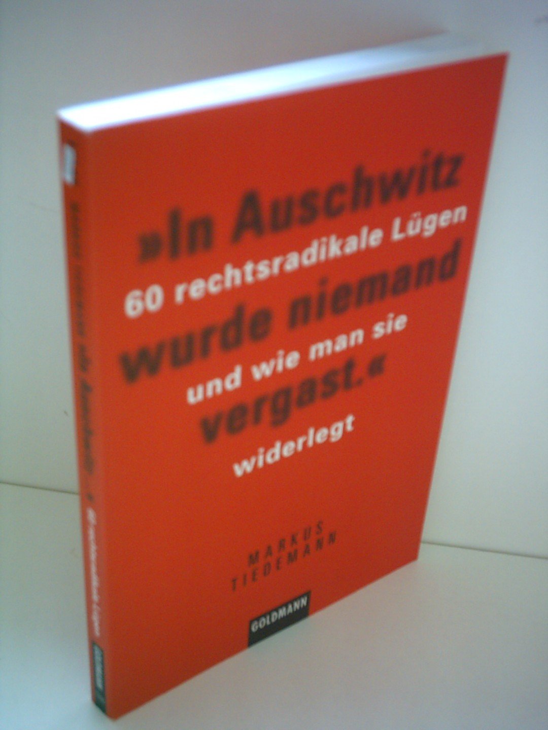"In Auschwitz wurde niemand vergast.": 60 rechtsradikale Lügen und wie man sie widerlegt Politics & History