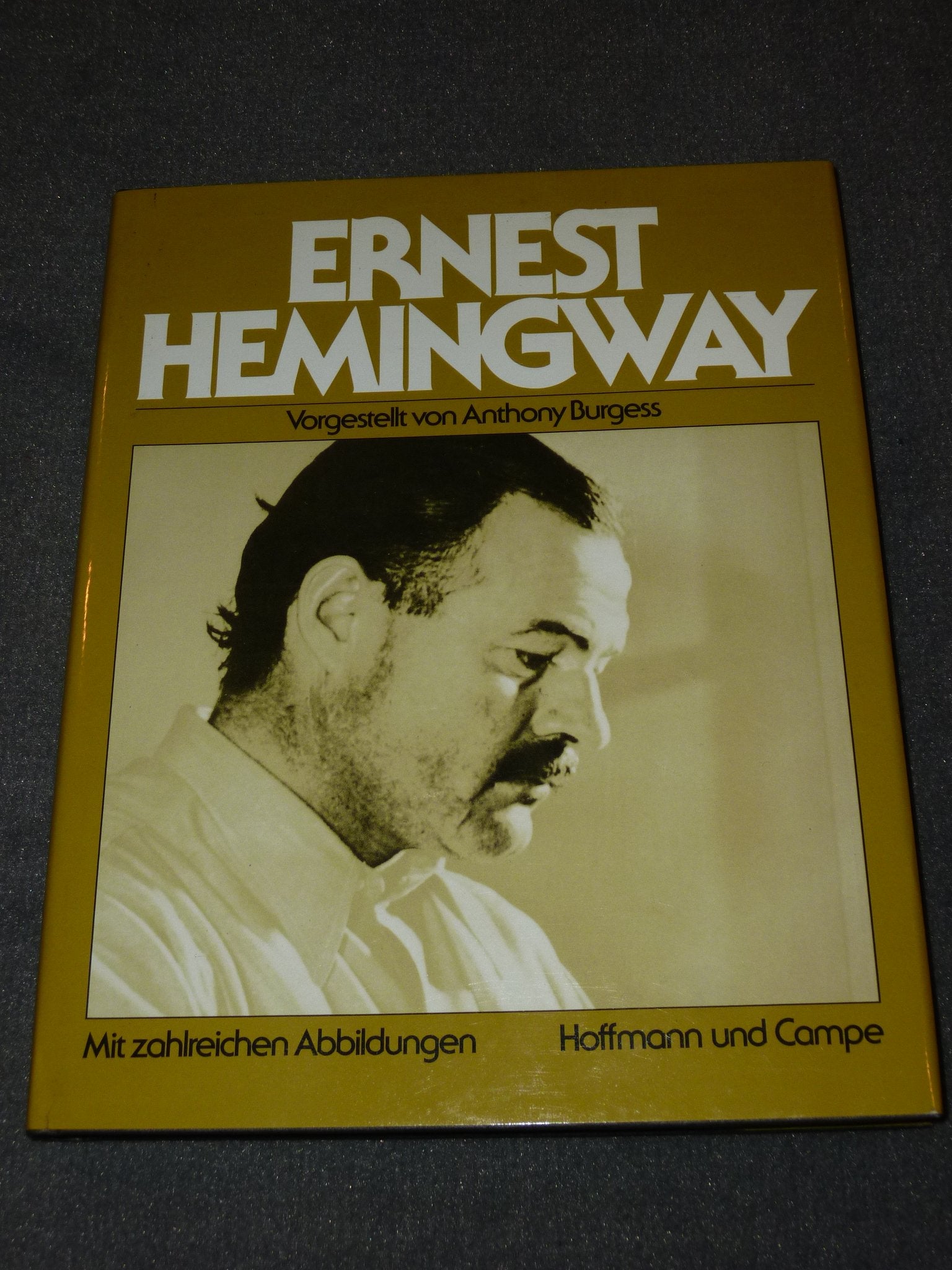 Ernest Hemingway. Vorgestellt von Anthony Burgess. Mit 105 Abbildungen. Aus dem Englischen von Joachim A. Frank. Books