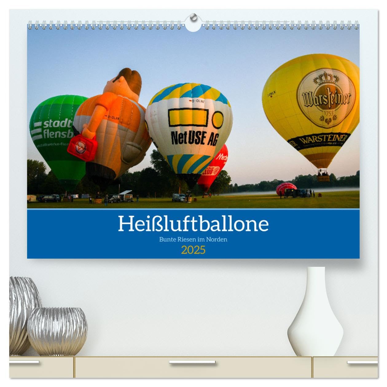 Heißluftballone - Bunte Riesen im Norden (hochwertiger Premium Wandkalender 2025 DIN A2 quer), Kunstdruck in Hochglanz Photography
