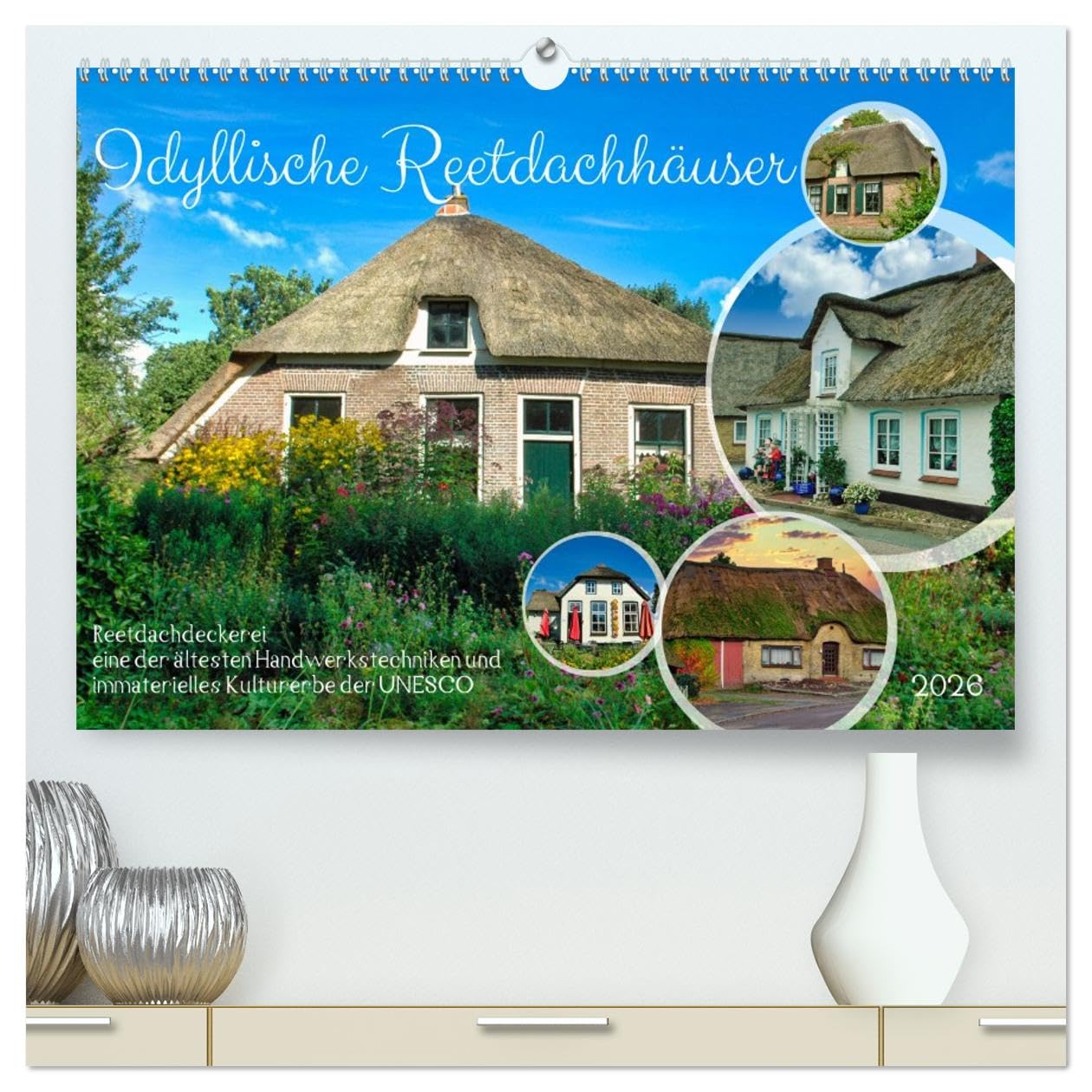 Idyllische Reetdachhäuser (hochwertiger Premium Wandkalender 2026 DIN A2 quer), Kunstdruck in Hochglanz Film, Art & Culture