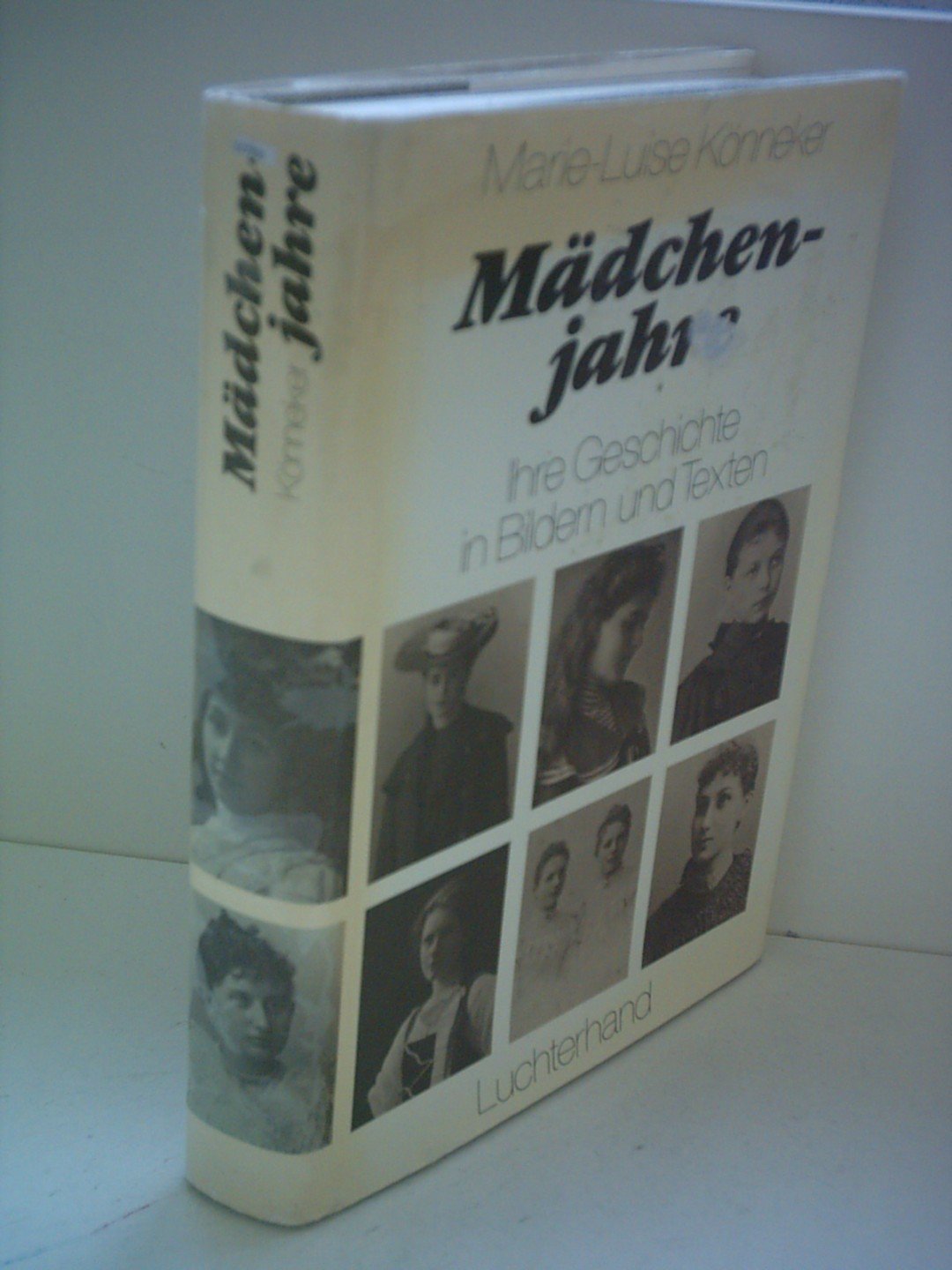 Mädchenjahre. Ihre Geschichte in Bildern und Texten. Politics & History