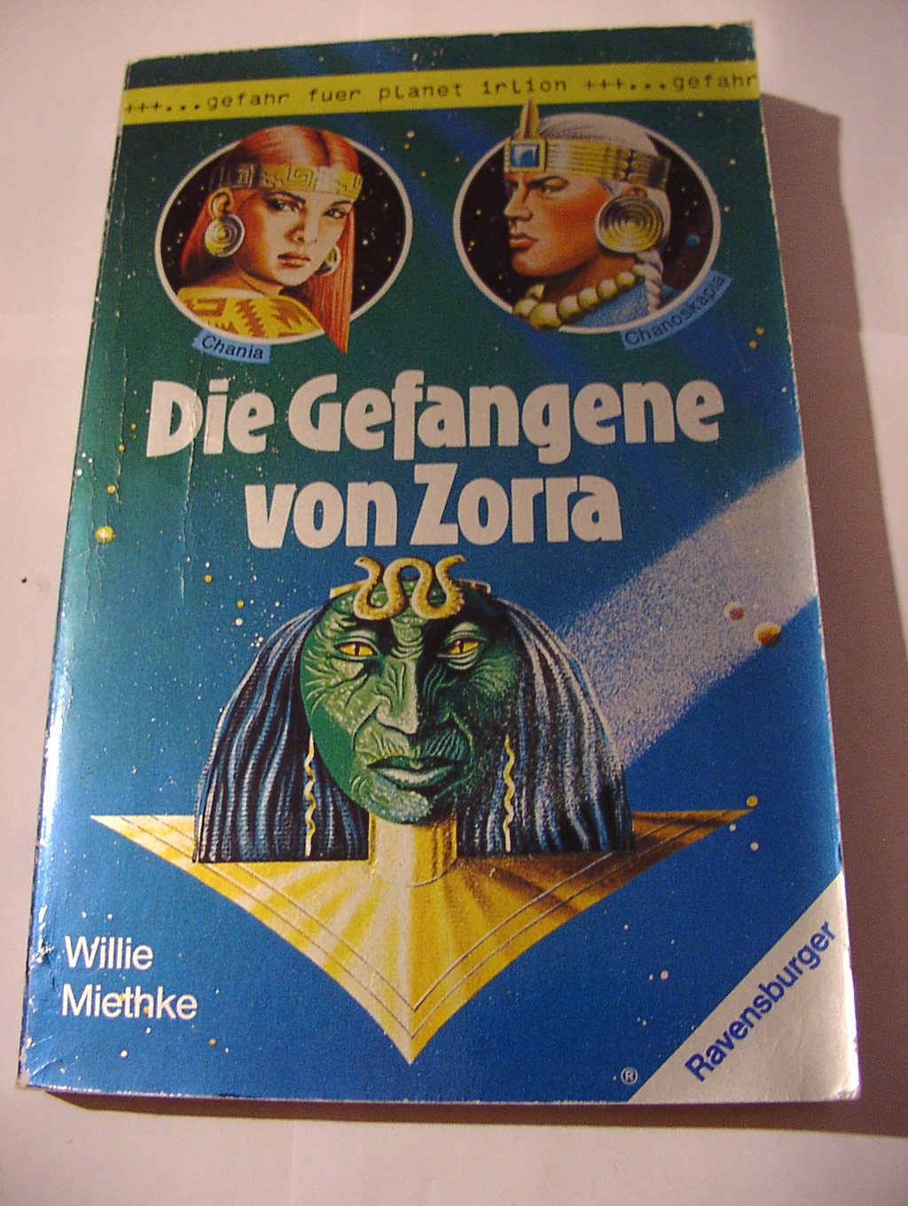 Die Gefangene von Zorra. ( Gefahr für Planet Irlion, 2). Books