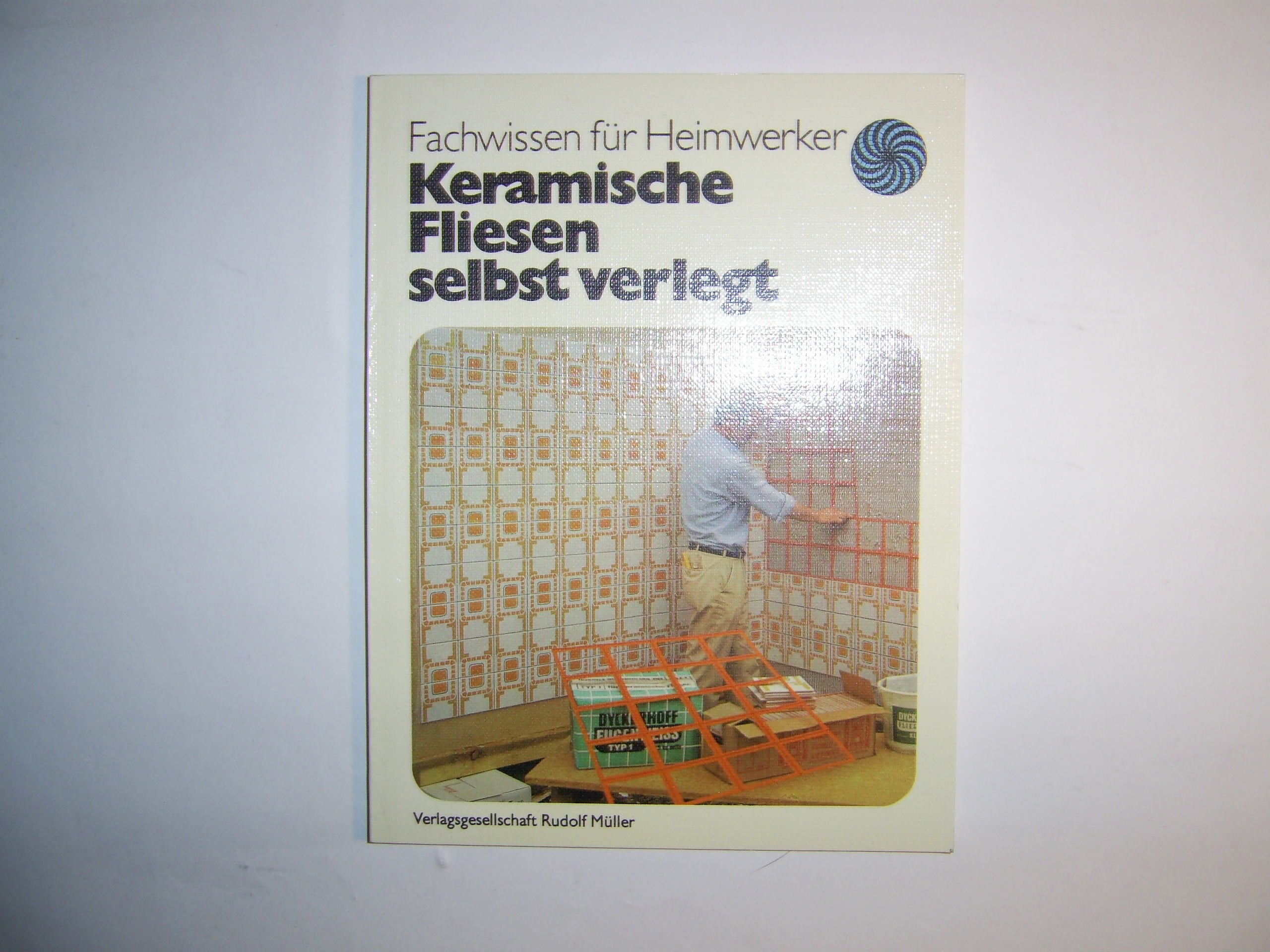 Keramische Fliesen, selbst verlegt. Books