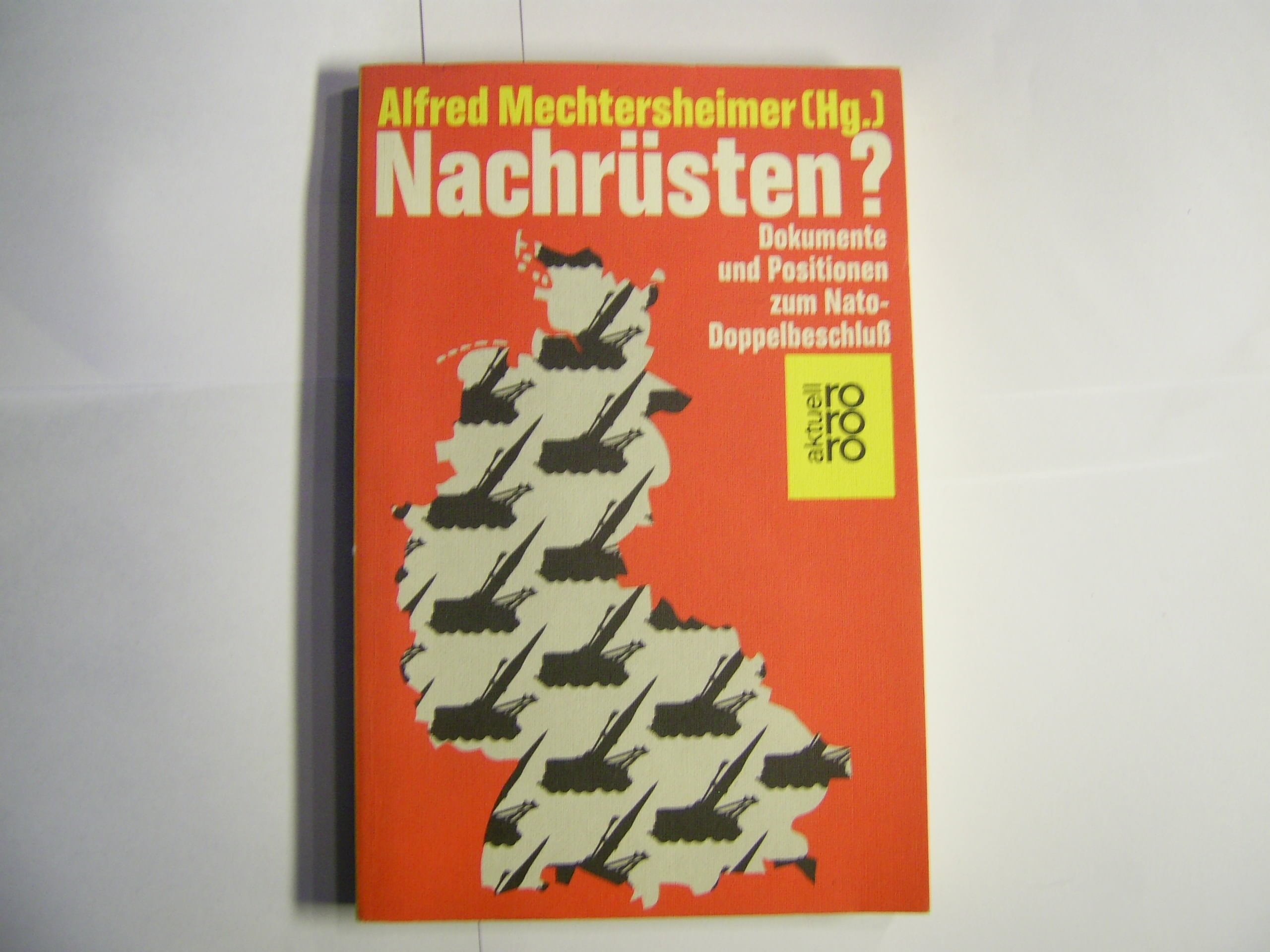Nachrüsten?: Dokumente und Positionen zum Nato-Doppelbeschluss (rororo aktuell) Politics & History
