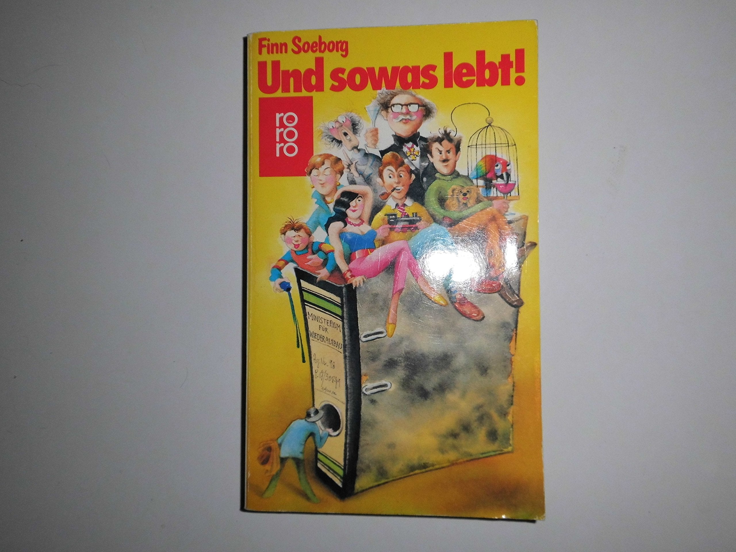Und sowas lebt!: Ein heiterer Roman (rororo: Rowohlts Rotations Romane) Books