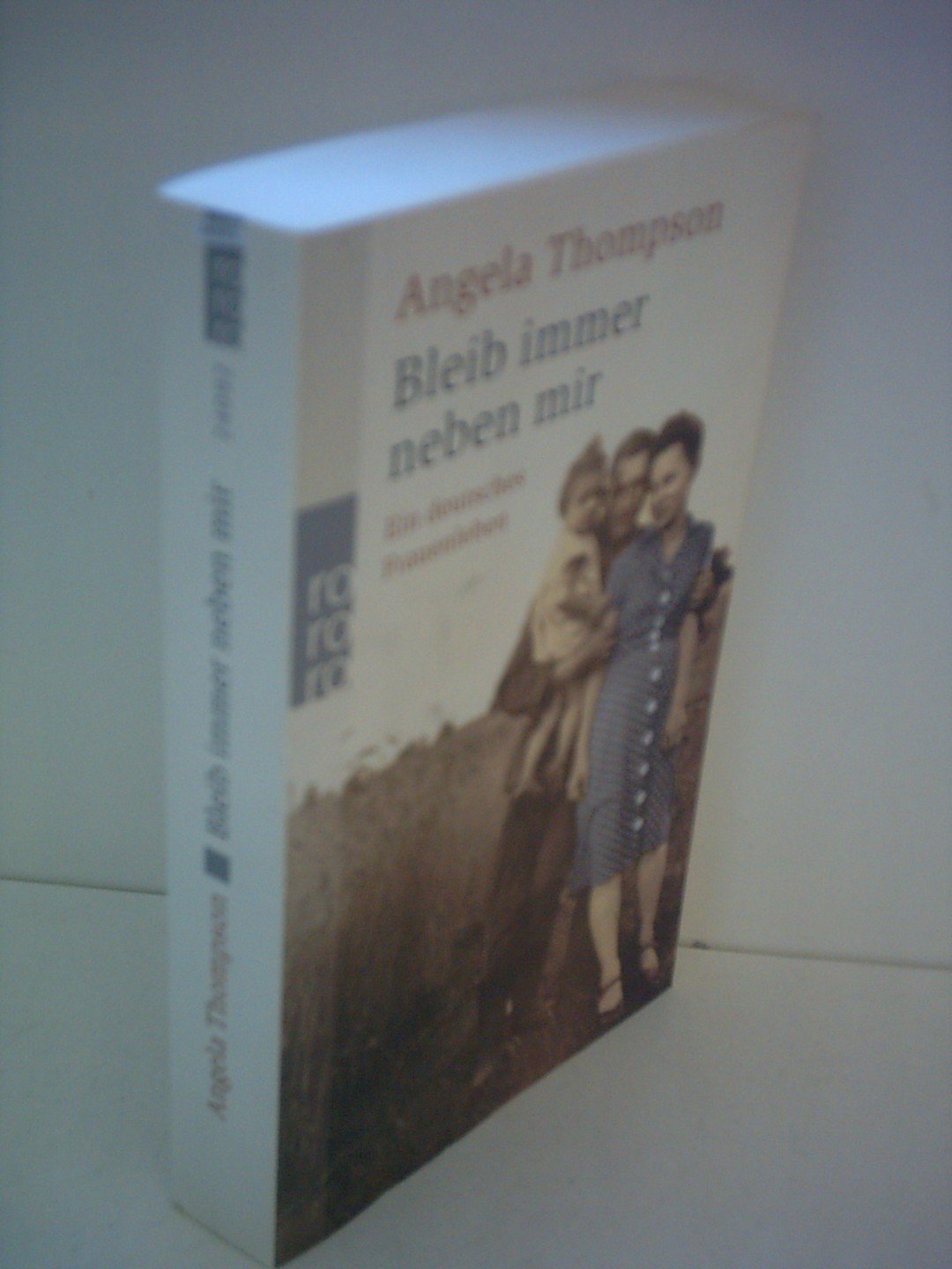 Bleib immer neben mir: Ein deutsches Frauenleben Contemporary literature