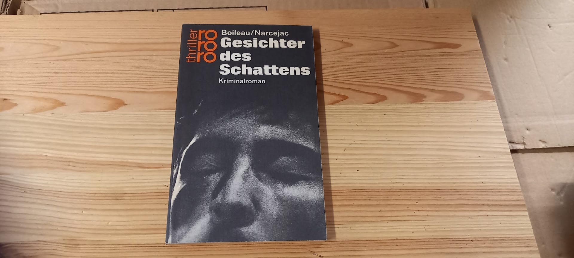 Die Gesichter des Schattens : Kriminalroman. Books
