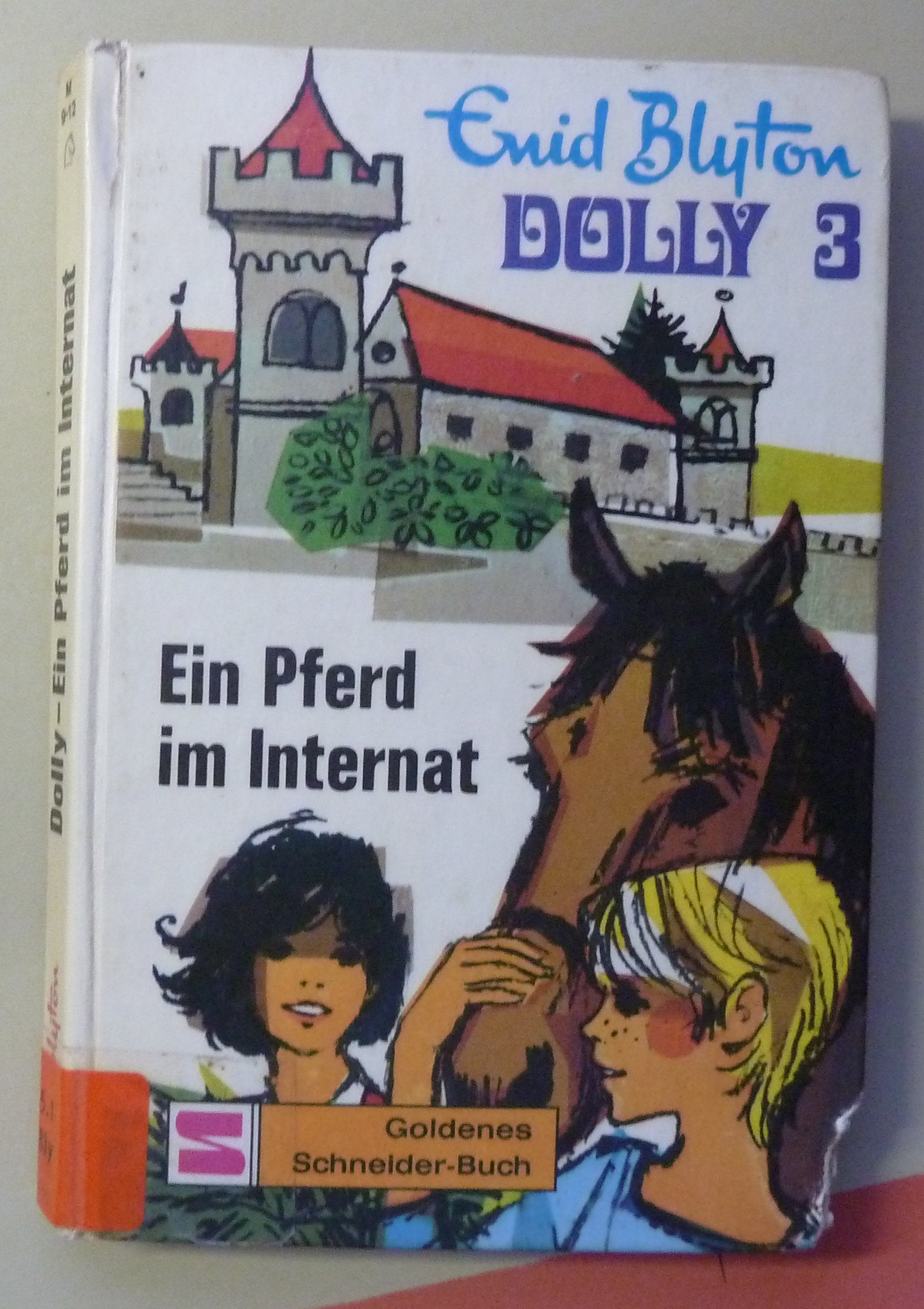 Dolly - Schulabenteuer auf der Burg: Ein Pferd im Internat Novels & Short Stories