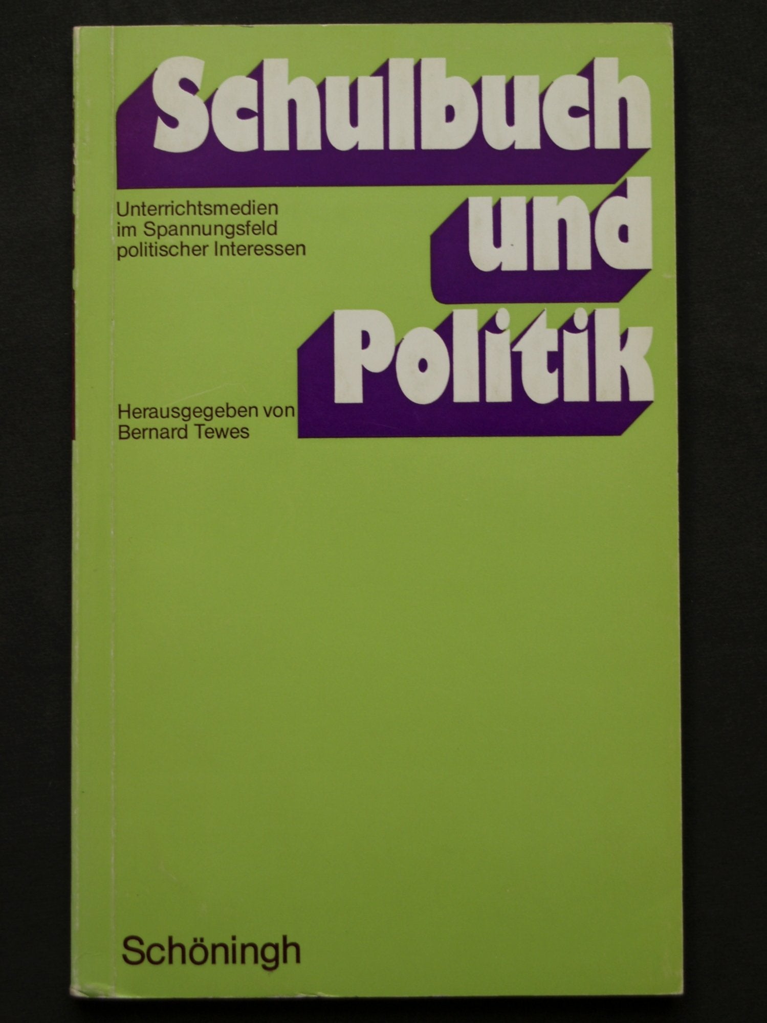 Schulbuch und Politik: Unterrichtsmedien im Spannungsfeld politischer Interessen Books