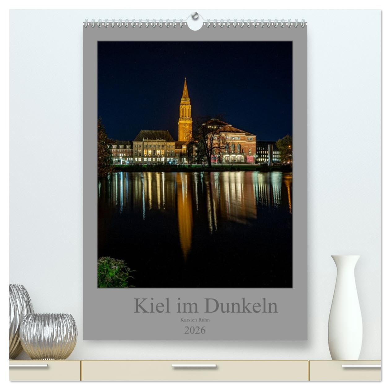 Kiel im Dunkeln. (hochwertiger Premium Wandkalender 2026 DIN A2 hoch), Kunstdruck in Hochglanz Photography