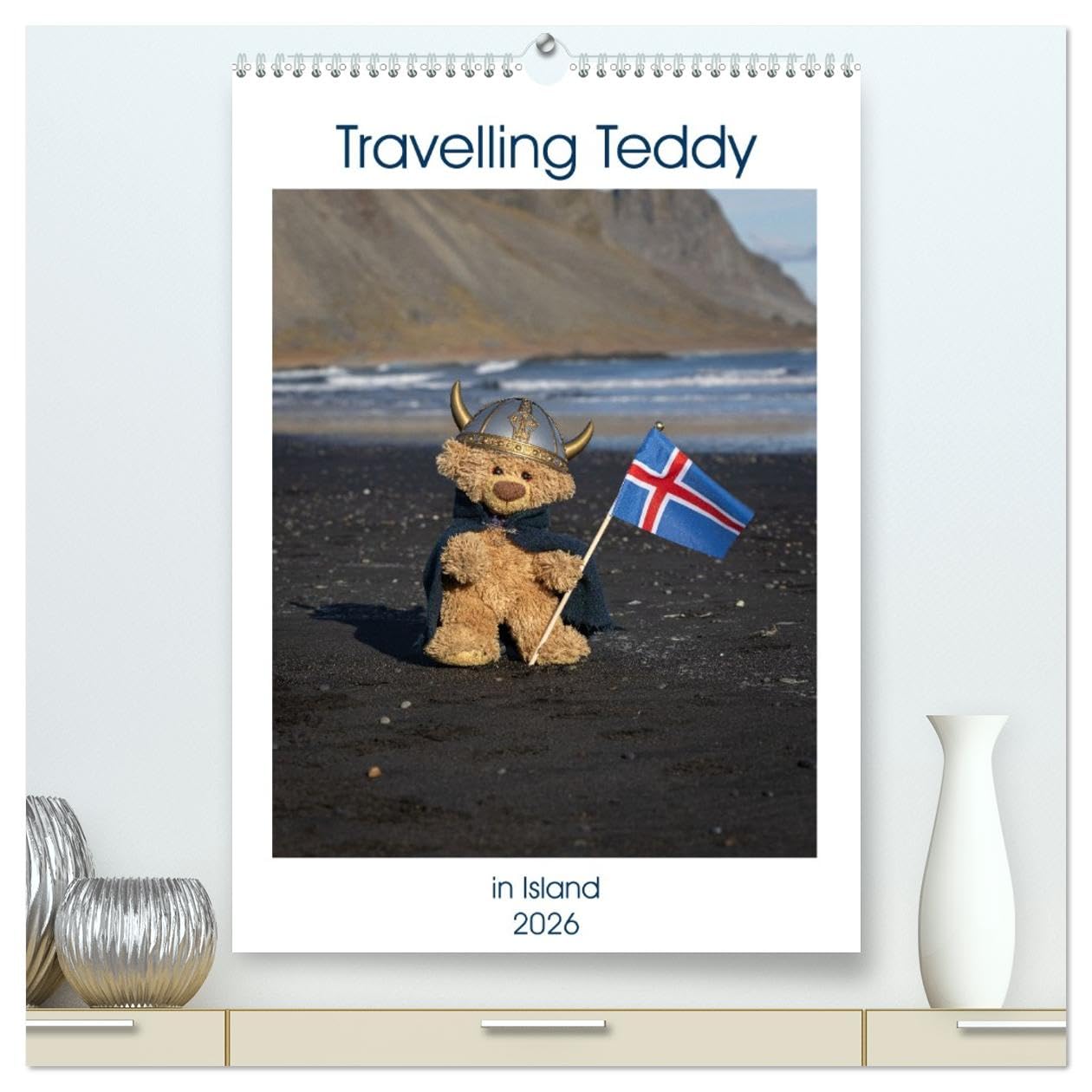 Travelling Teddy in Island (hochwertiger Premium Wandkalender 2026 DIN A2 hoch), Kunstdruck in Hochglanz Photography