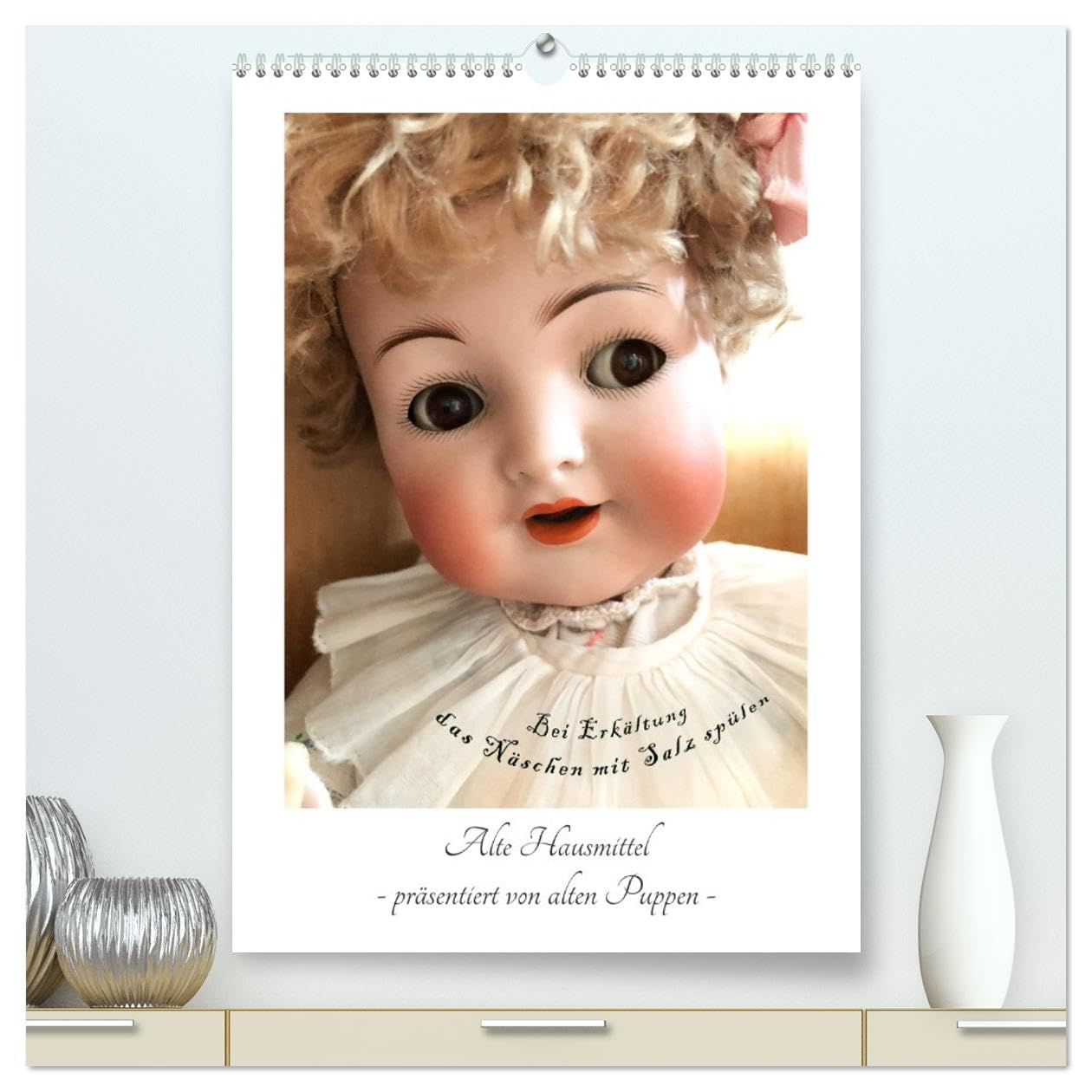 Alte Hausmittel - präsentiert von alten Puppen (hochwertiger Premium Wandkalender 2026 DIN A2 hoch), Kunstdruck in Hochglanz Living & Furnishing