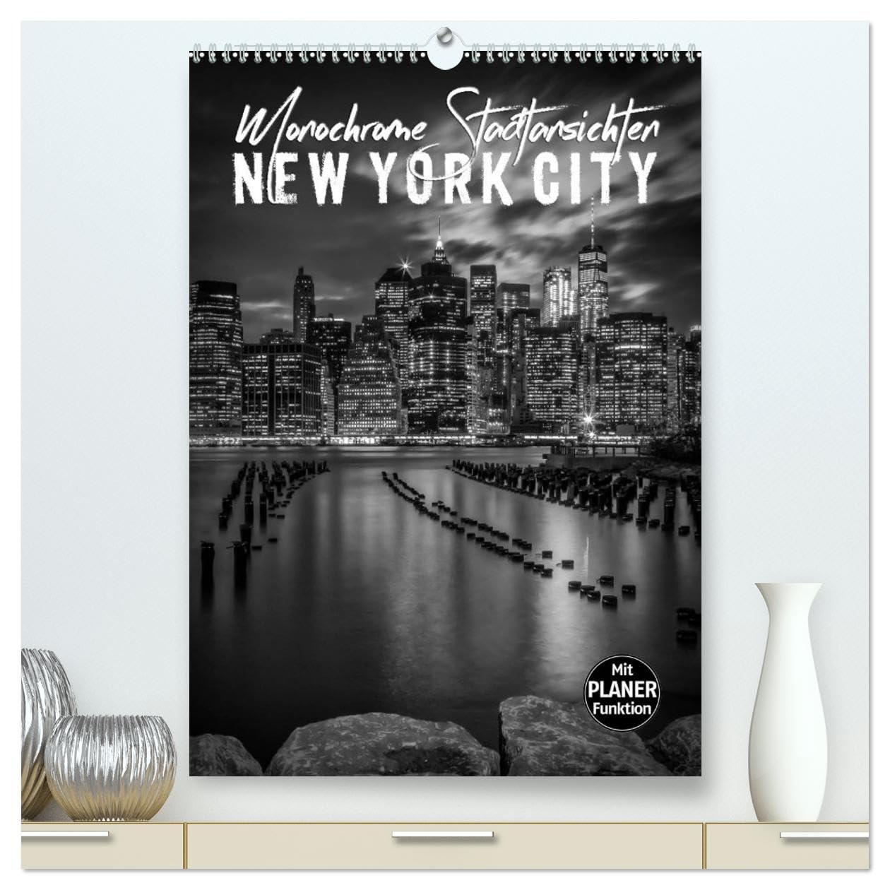 NEW YORK CITY Monochrome Stadtansichten (hochwertiger Premium Wandkalender 2026 DIN A2 hoch), Kunstdruck in Hochglanz: Großartige urbane Impressionen (CALVENDO Orte) Leisure, Home & Garden
