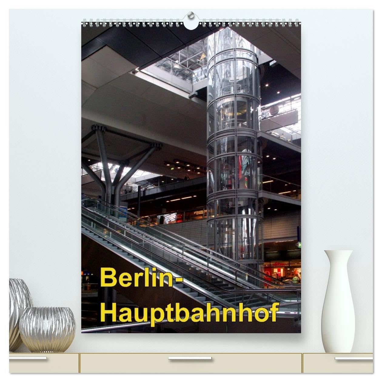 Hauptbahnhof Berlin (hochwertiger Premium Wandkalender 2026 DIN A2 hoch), Kunstdruck in Hochglanz: Hauptbahnhof Berlin - tief in die Erde gegraben und ... Streiks sehr menschenleer (CALVENDO Orte) Photography