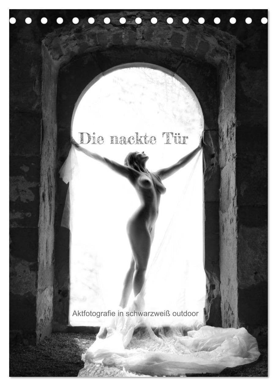 Die nackte Tür - Outdoor Aktfotografie in schwarzweiß (Tischkalender 2026 DIN A5 hoch), CALVENDO Monatskalender: Erotische Fotografie in gotischer Kulisse (CALVENDO Erotik) Calendars