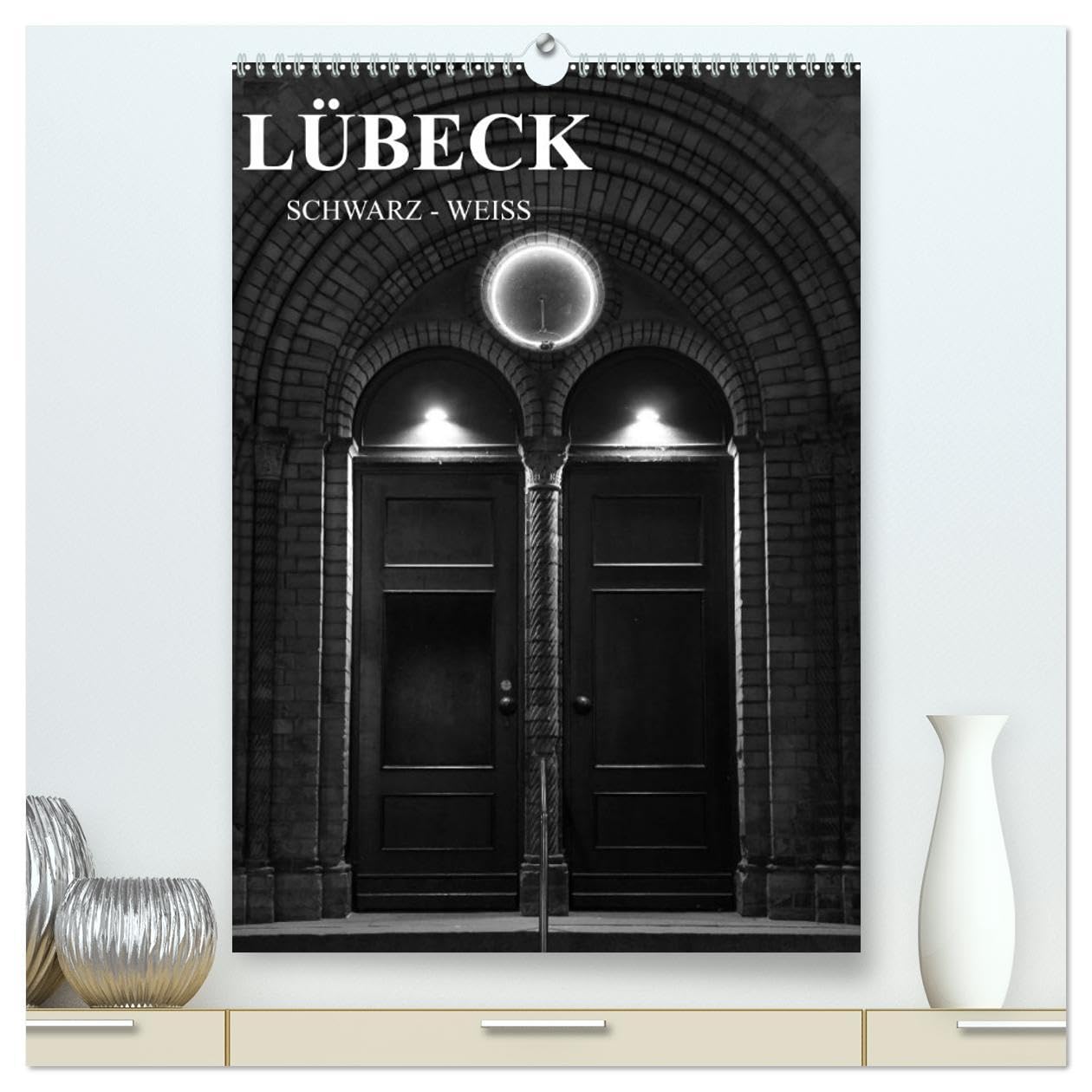 Lübeck schwarz-weiß (hochwertiger Premium Wandkalender 2026 DIN A2 hoch), Kunstdruck in Hochglanz: Lassen Sie sich von Lübeck verzaubern, in schwarz-weiß. (CALVENDO Orte) Leisure, Home & Garden