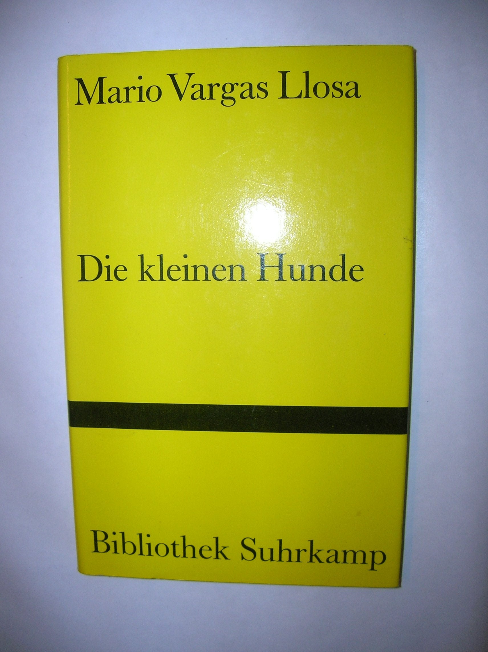 Die kleinen Hunde: (Schwanz Cuéllar). Erzählung. Deutsch von Wolfgang Alexander Luchting. Mit einem Nachwort von José Miguel Oviedo. Deutsche ... von Mechtild Strausfeld (Bibliothek Suhrkamp) Books