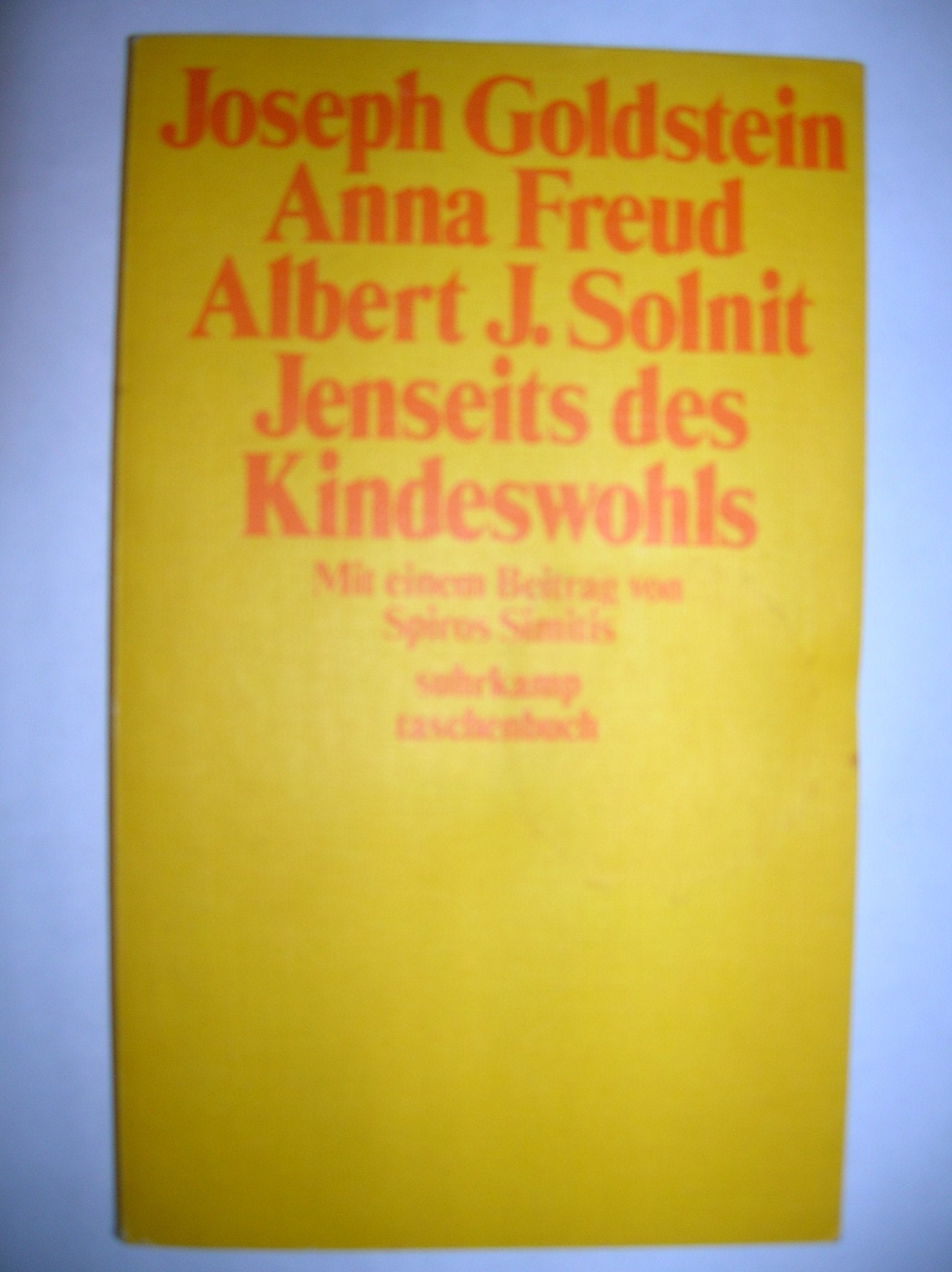 Jenseits des Kindeswohls. Mit einem Beitrag von Spiros Simitis. (suhrkamp tb 212). 1. Auflage. Sauberes TB. - 151 S. (pages) Books