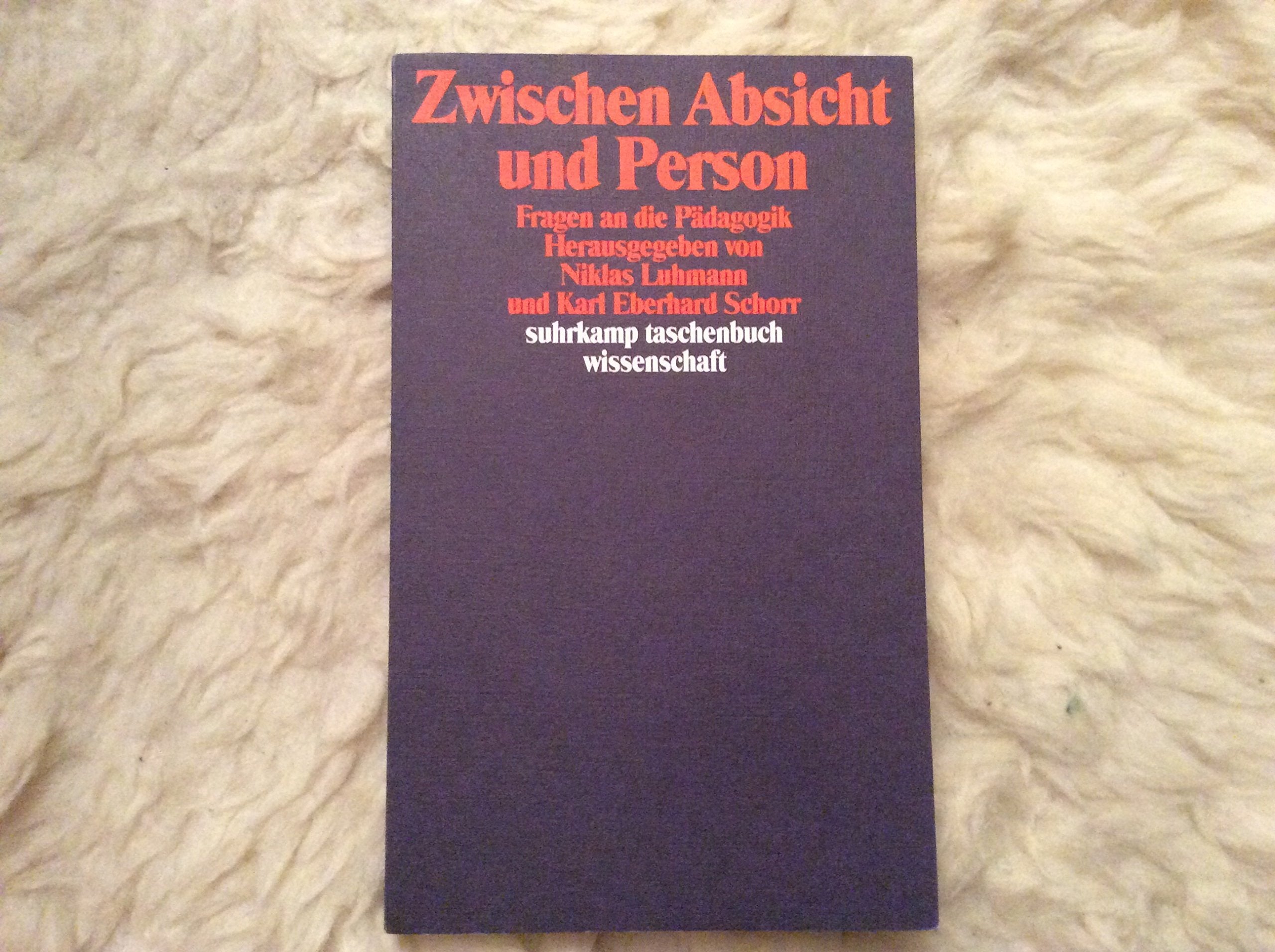 Zwischen Absicht und Person: Fragen an die Pädagogik (suhrkamp taschenbuch wissenschaft) Social Sciences