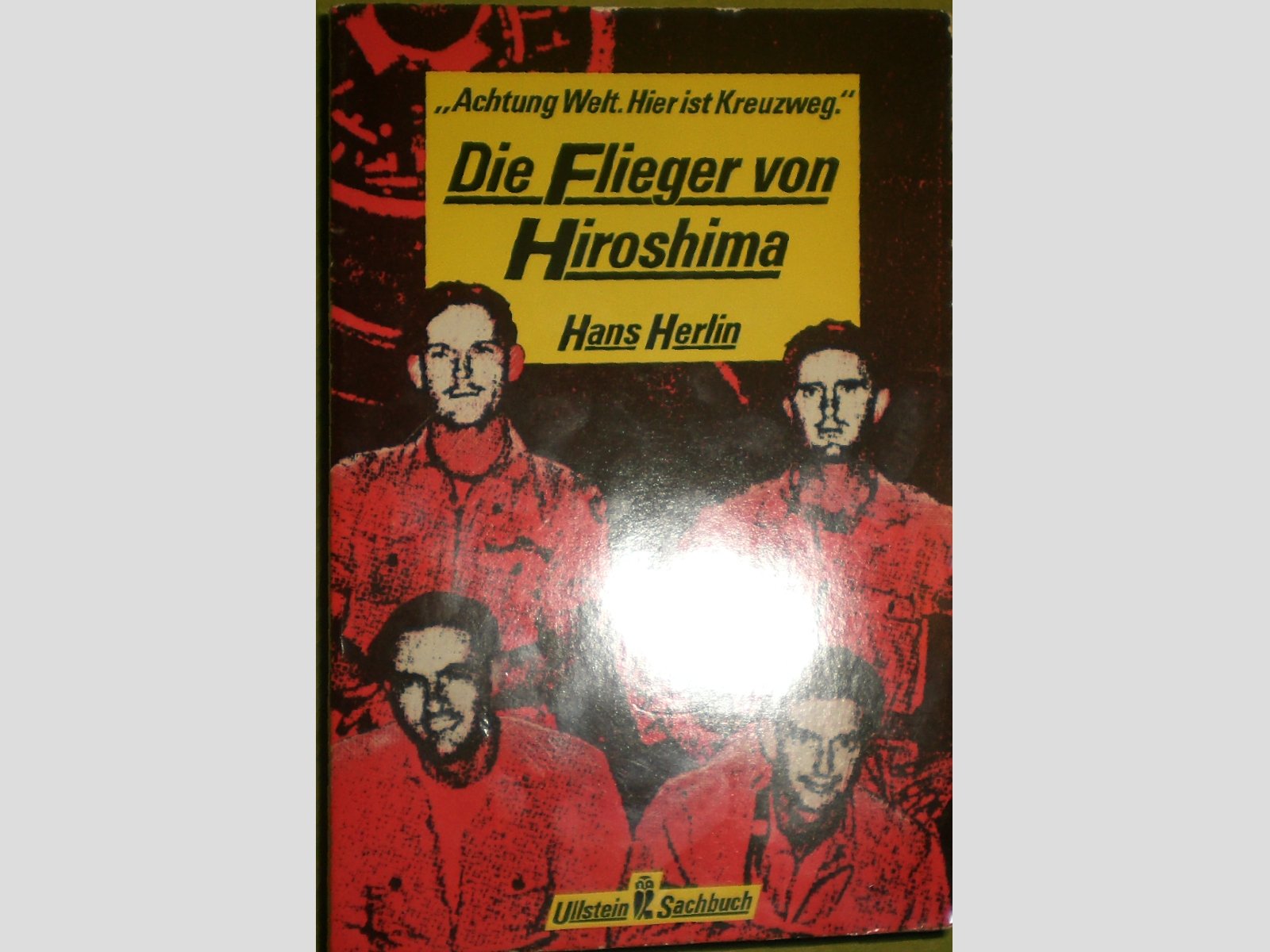 Achtung Welt. Hier ist Kreuzweg. Die Flieger von Hiroshima. Politics & History