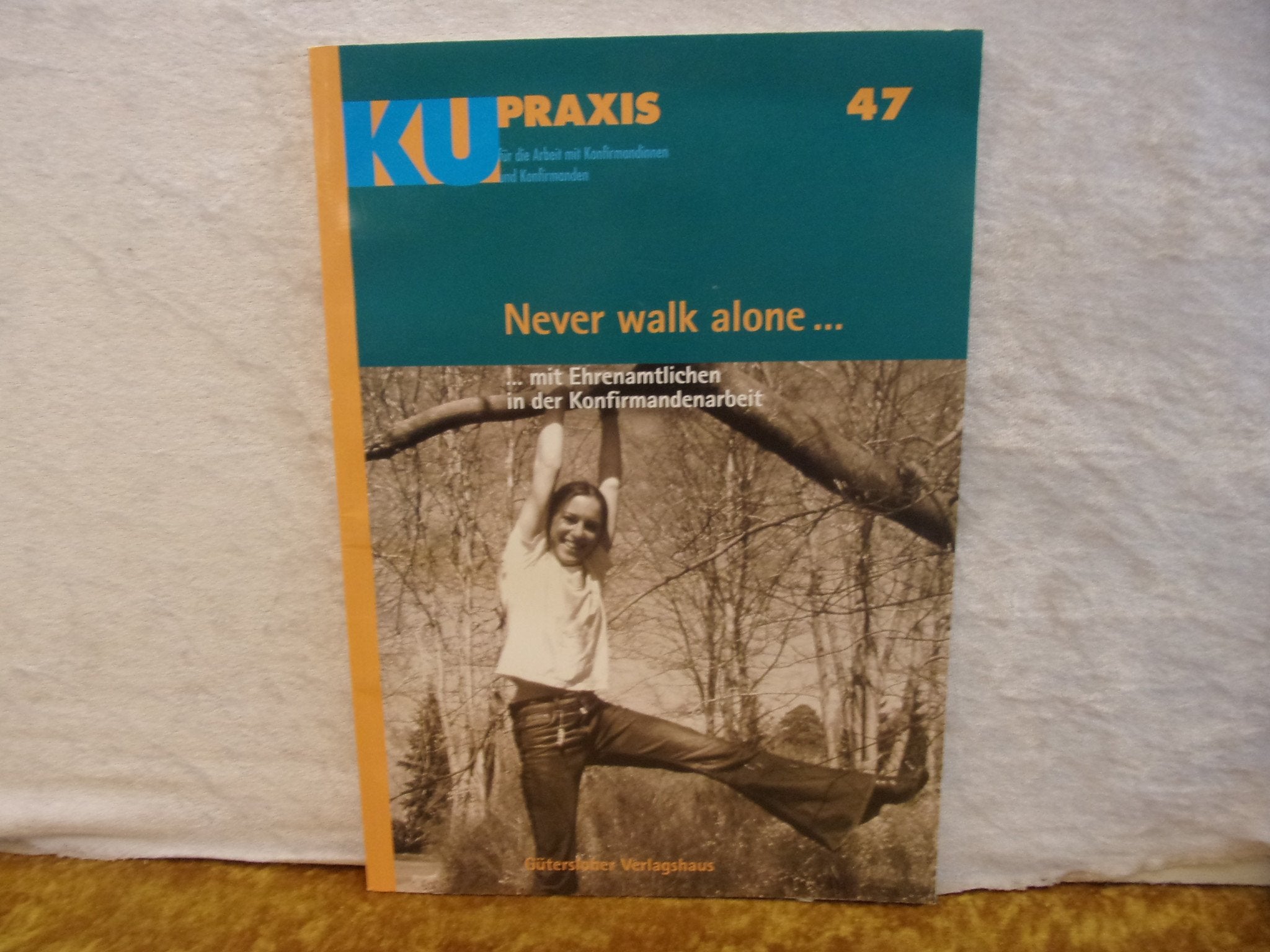 Never walk alone ...: ... mit Ehrenamtlichen in der Konfirmandenarbeit (KU-Praxis. Für die Arbeit mit Konfirmandinnen und Konfirmanden, Band 47) Education & Training