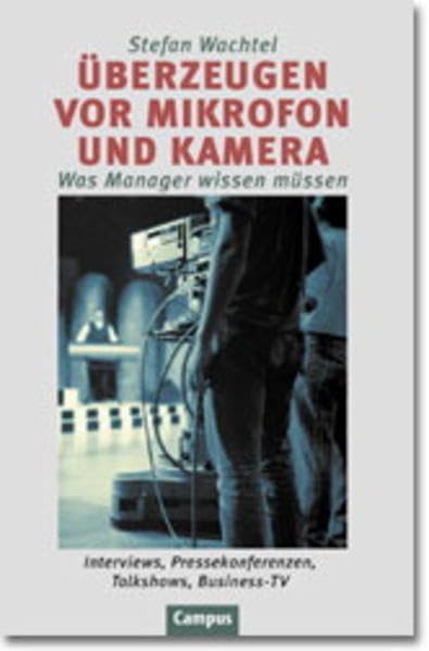 Überzeugen vor Mikrofon und Kamera. book