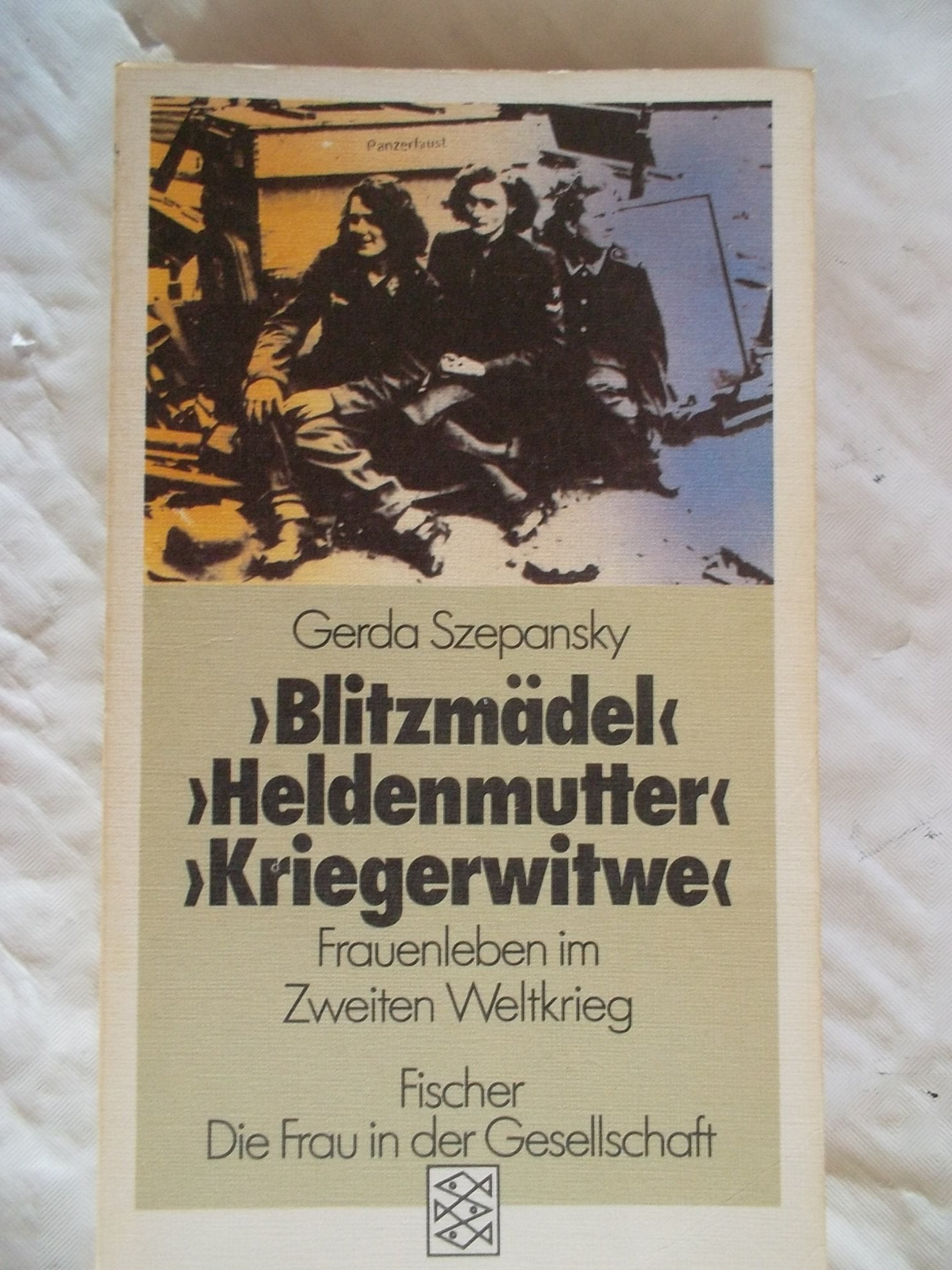 "Blitzmädel", "Heldenmutter", "Kriegerwitwe": Frauenleben im Zweiten Weltkrieg Contemporary literature